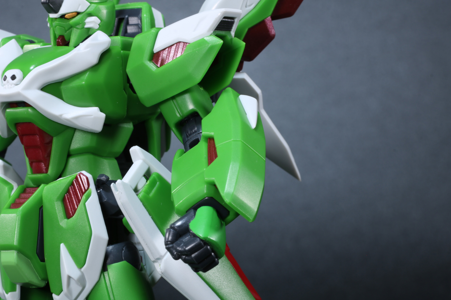 左腕部に「ミスティック・シールド」を装着