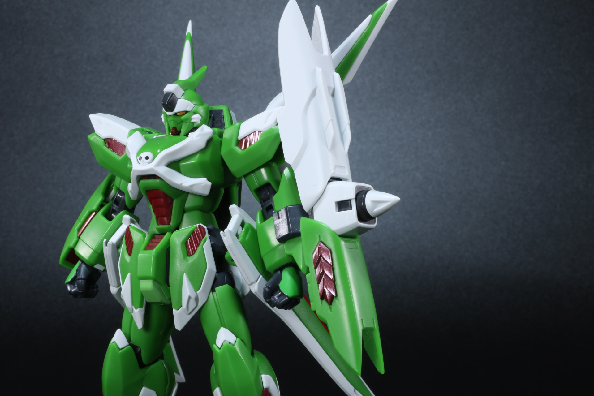 左腕部に「ミスティック・シールド」を装着