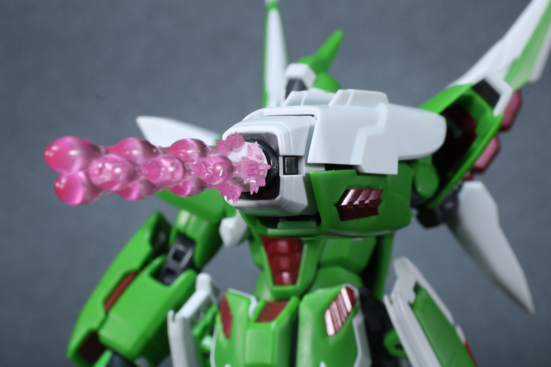 手首パーツに持たせた状態では折りたたむことで「ノーズローター」状態にできる。また、「3連ビームマシンガンエフェクト」に対応