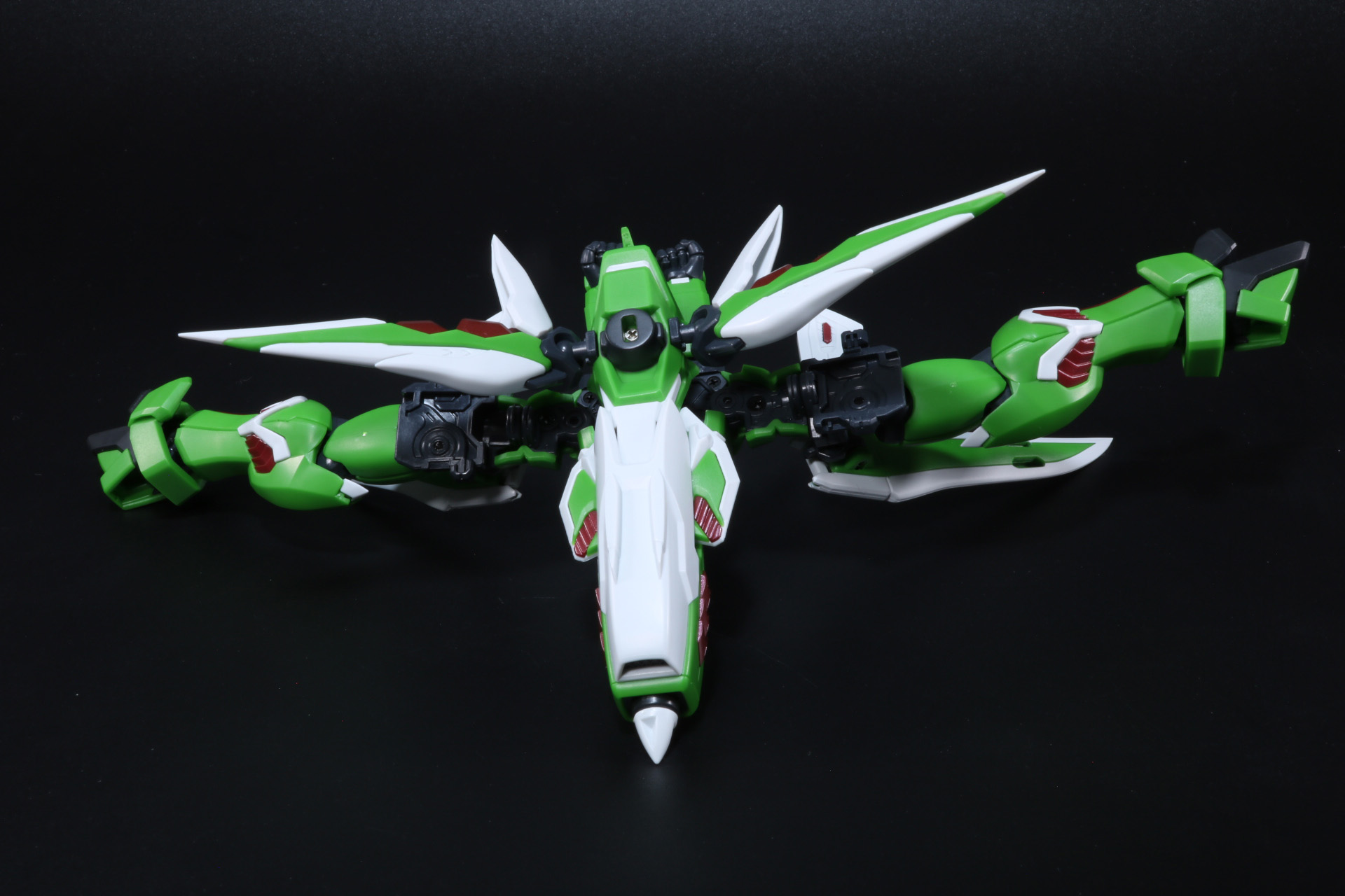 「ファントムガンダムV2」のフロントスカートパーツは展開せずに使用し、「ノーズローラー」を背面の一部パーツをジョイントパーツに差し替えて装着