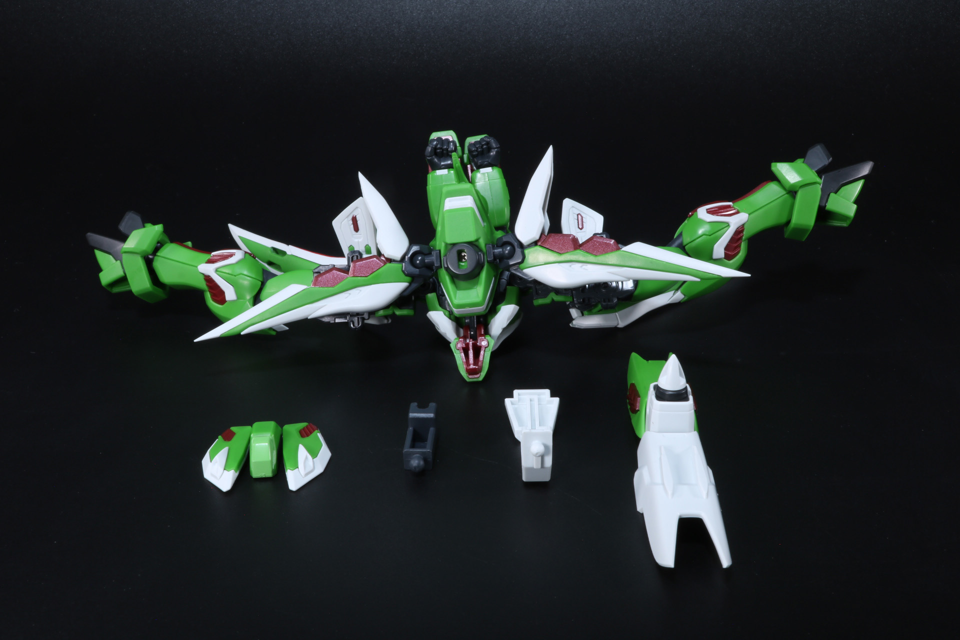 「ファントムガンダムV2」時とほぼ同じだが、ジョイントパーツにもう一つパーツを追加して「ミスティック・シールド」を装着