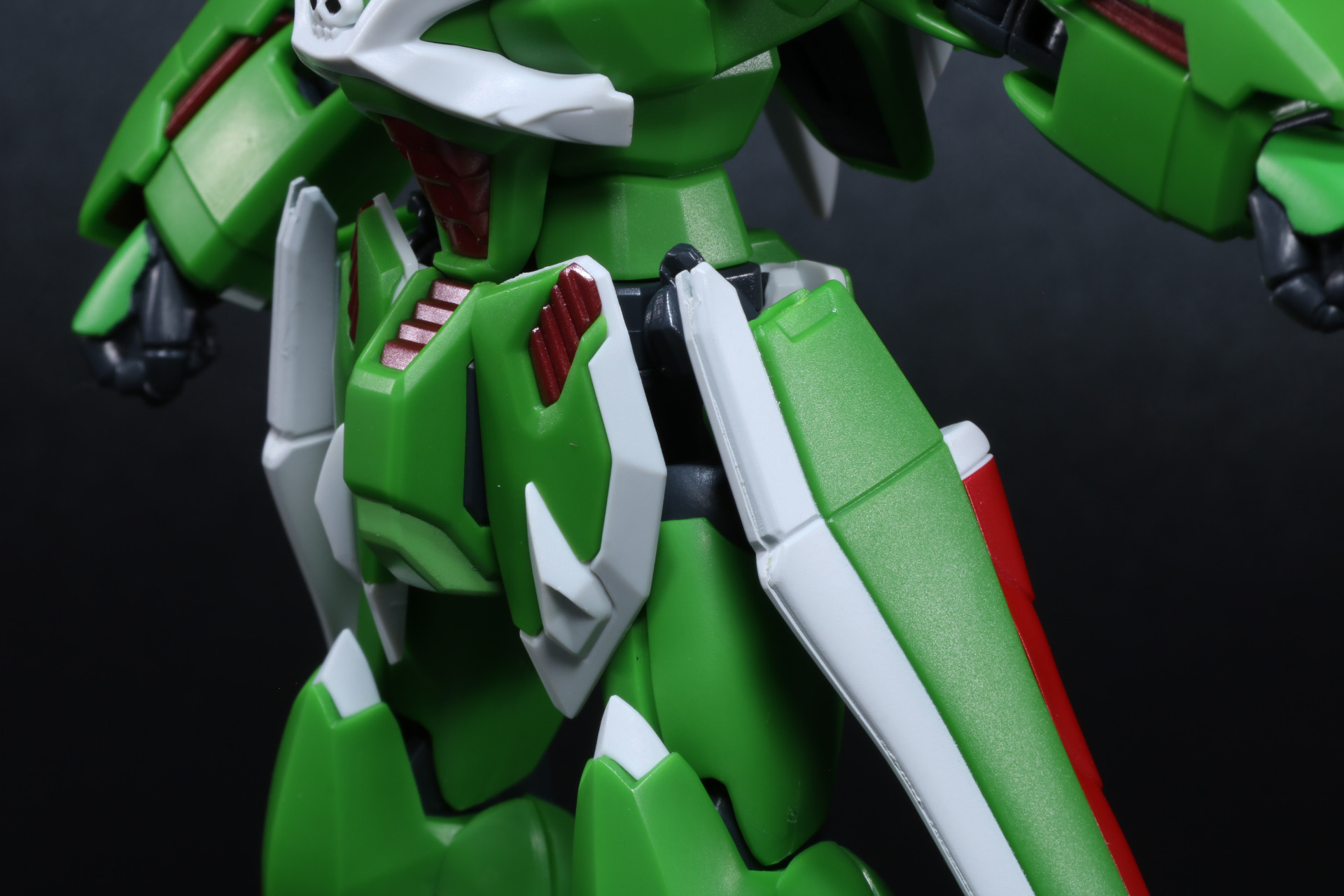 両腰のパーツにヒートナイフを収める