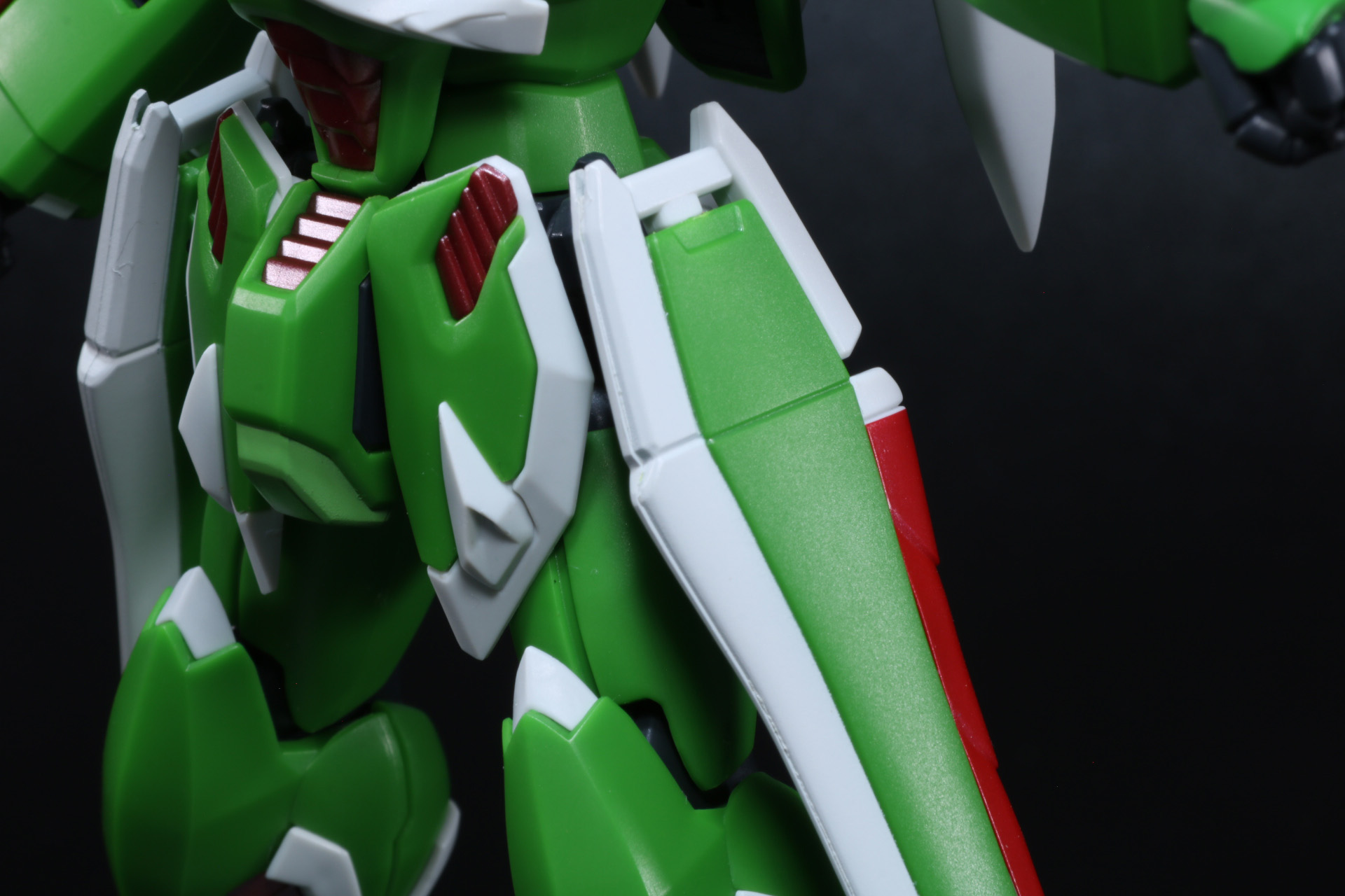 両腰のパーツにヒートナイフを収める