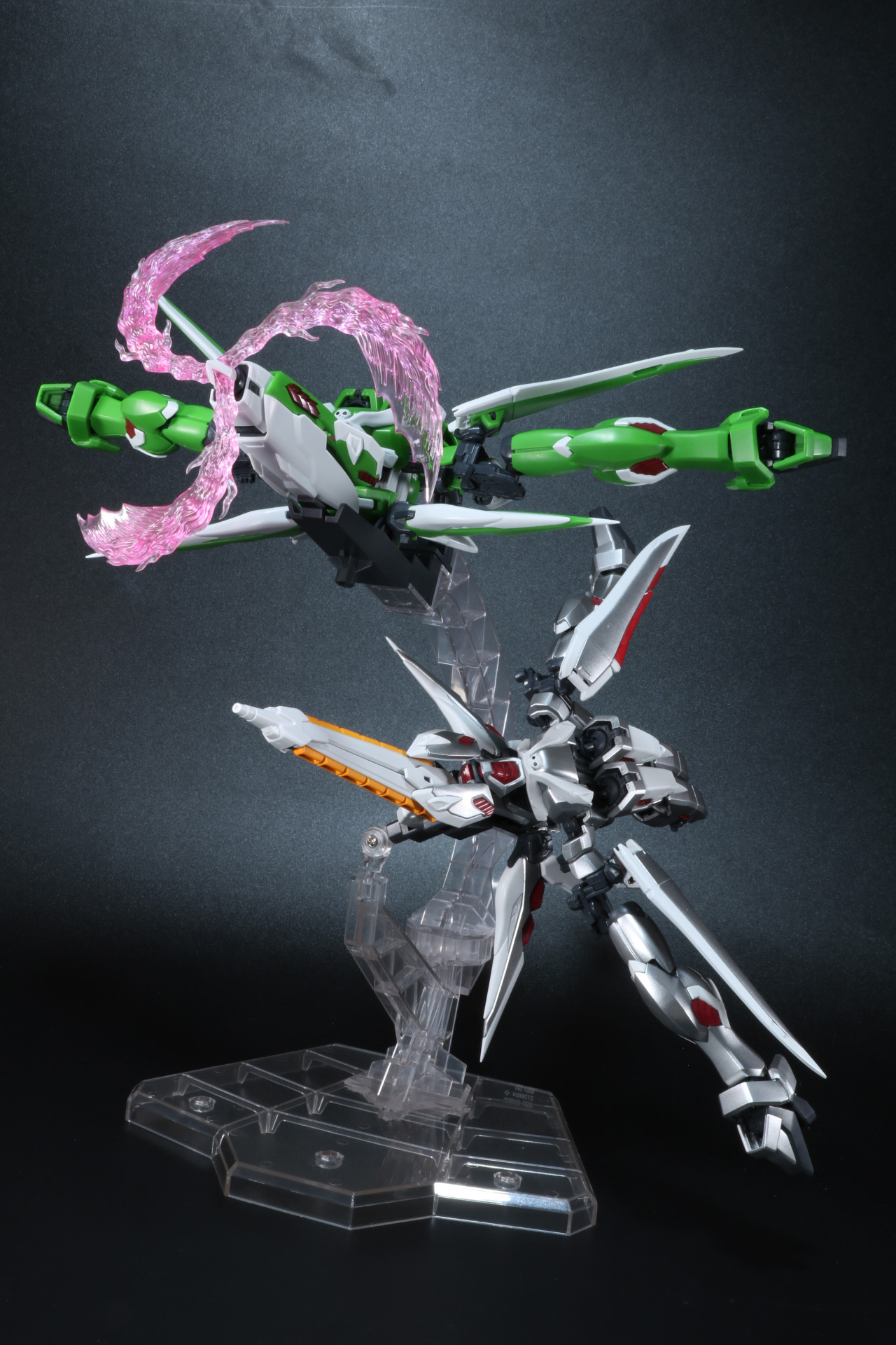 角度を付けた状態であれば「ROBOT魂＜SIDE MS＞ ゴーストガンダム」の「蜃気楼鳥（ミラージュワゾー）」形態とのディスプレイも可能