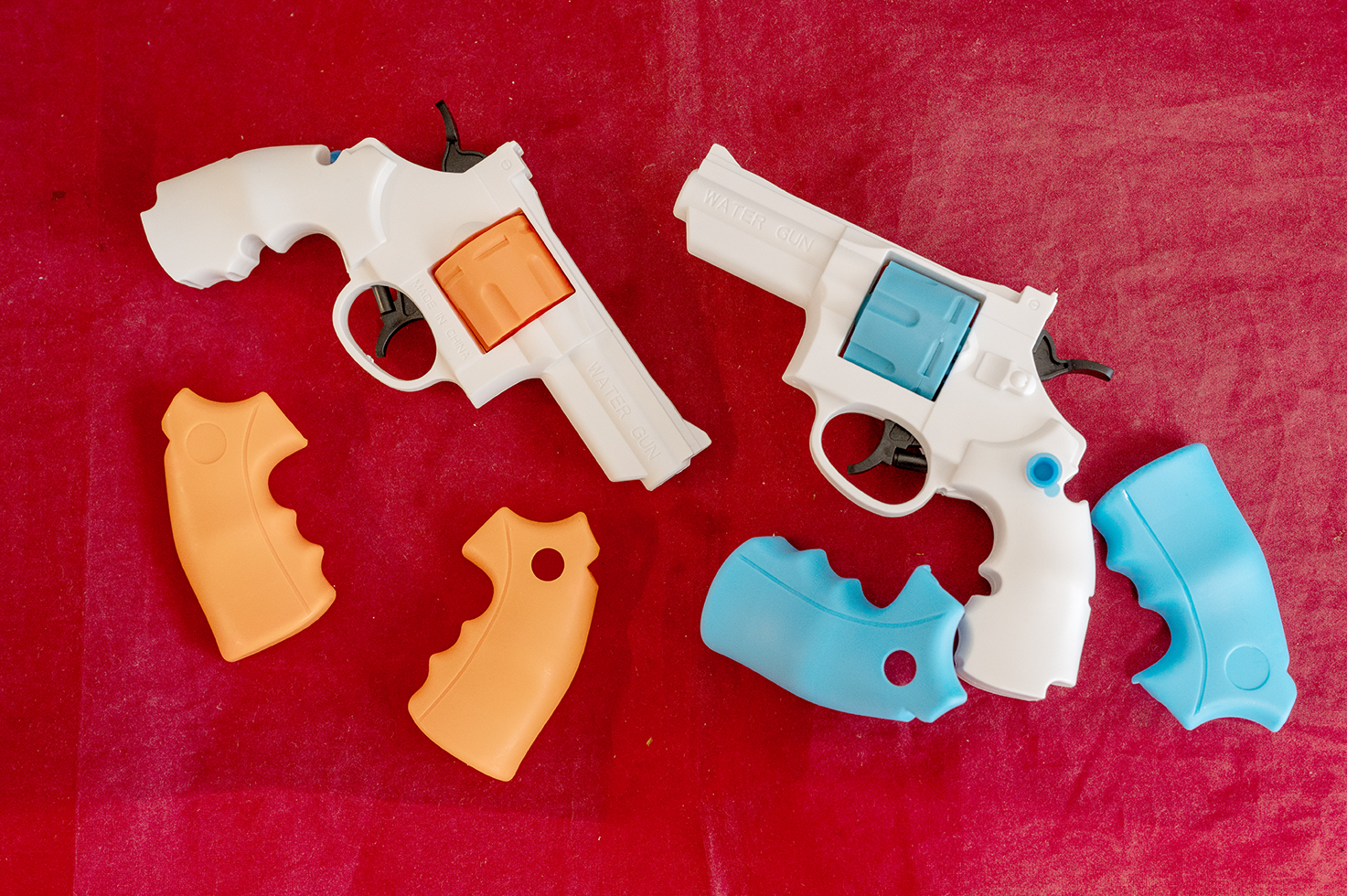 おもちゃの水鉄砲を塗装のために分解しようとグリップを外した。これ以上の分解を試みたが難しかったので今回は諦めた