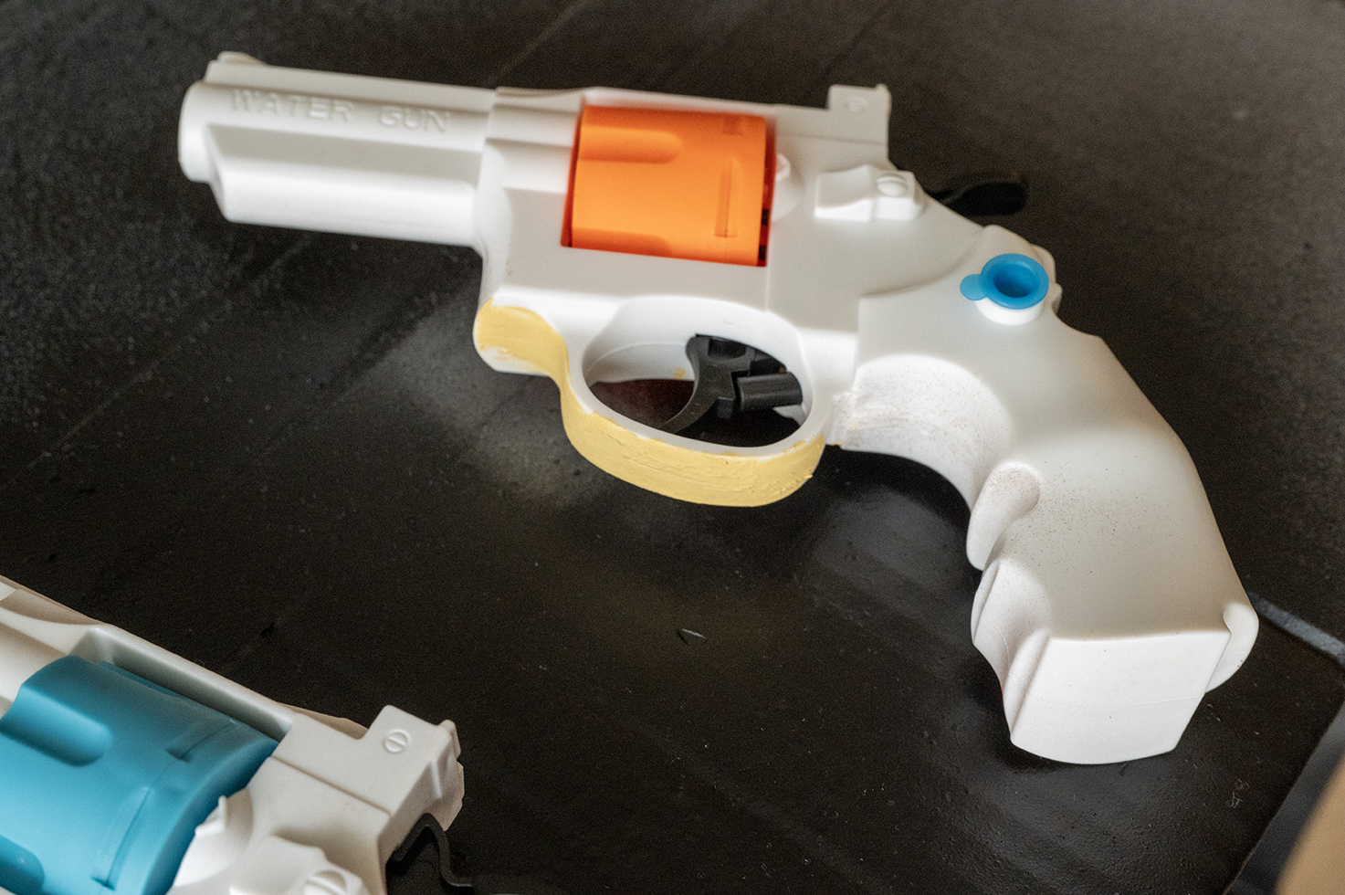 グリップを外すことで傷がついた部分は、パテを盛りペーパー(やすり)がけして表面を整えた