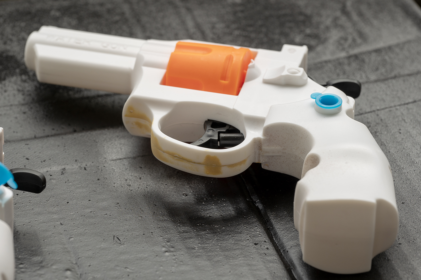 グリップを外すことで傷がついた部分は、パテを盛りペーパー(やすり)がけして表面を整えた