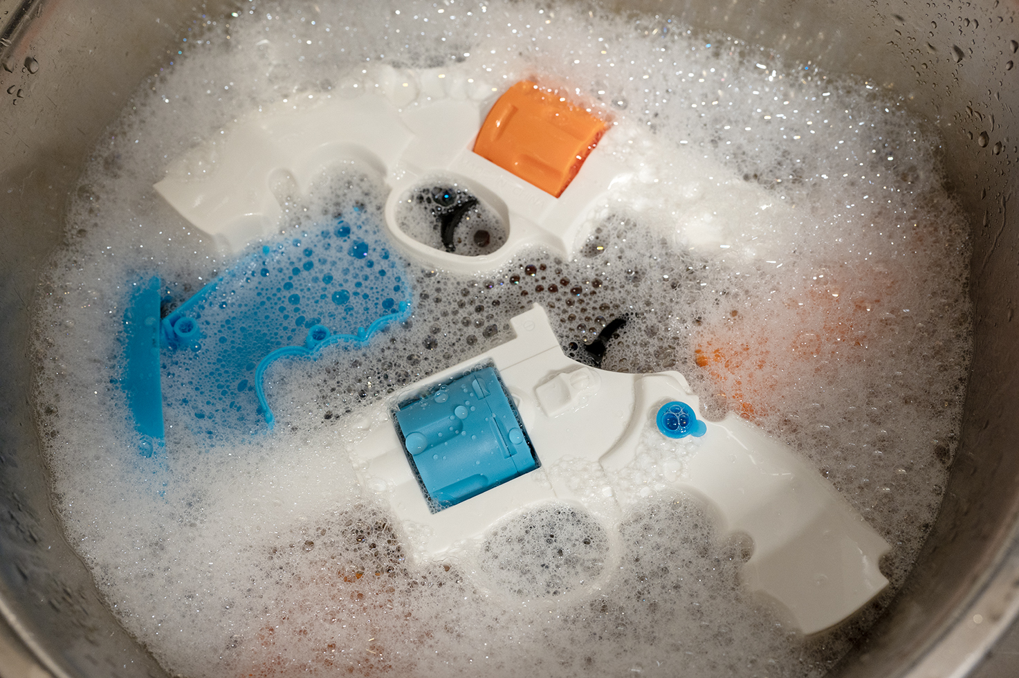 中性洗剤でパーツをよく洗う。パーツ表面についた油分を落として塗装しやすくする