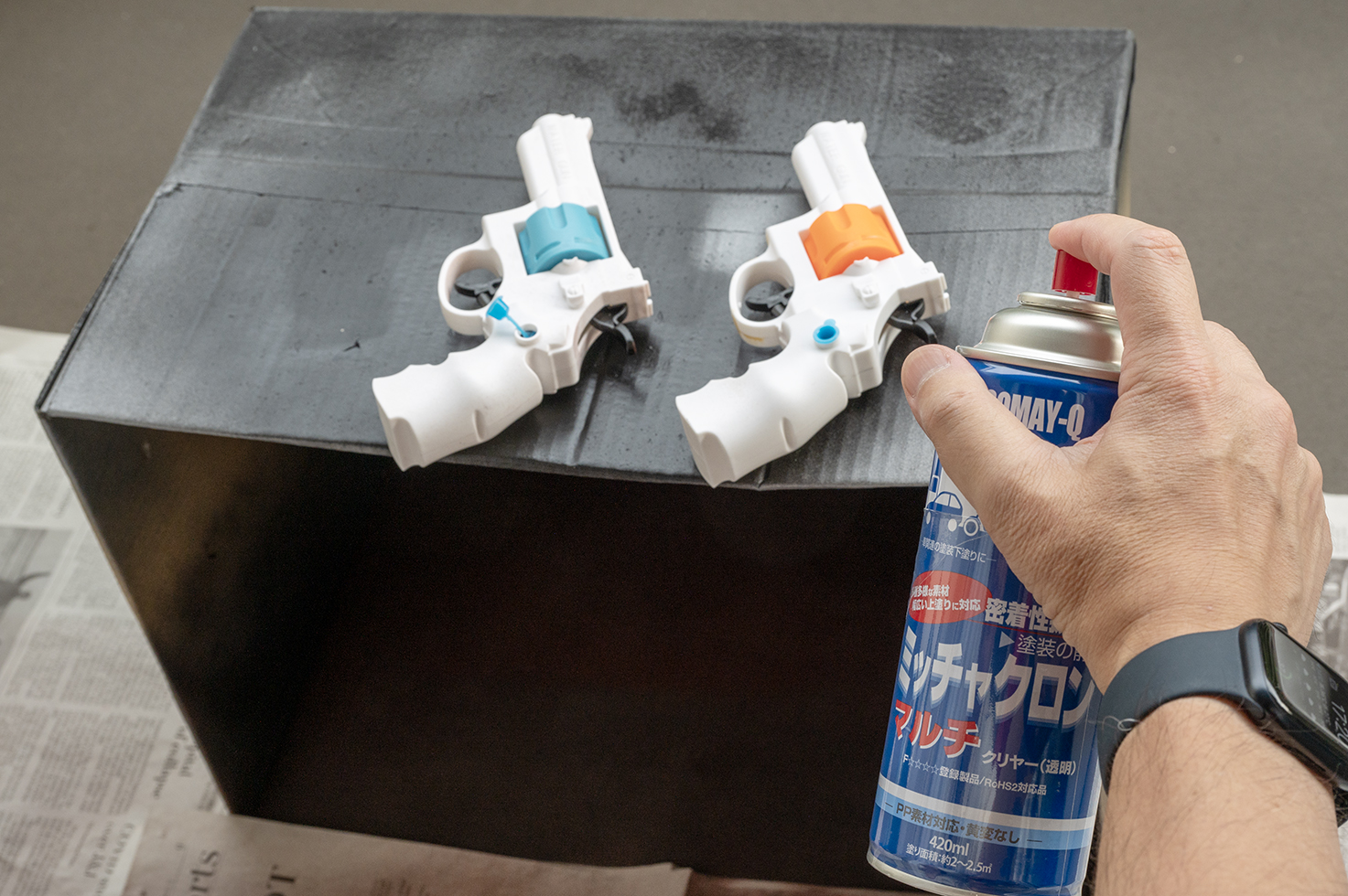 塗料の乗りをよくするために、下地剤（プライマー）を塗布する