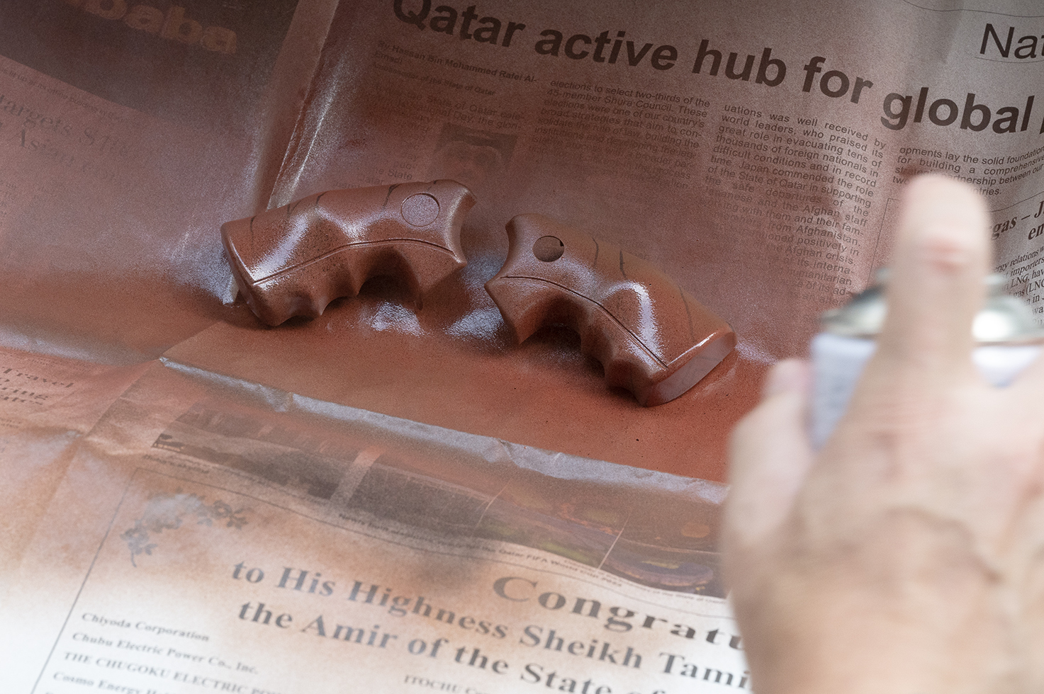 部分的にペーパーをかけて再び塗装するなど、ムラを出すことで木目調の再現を試みた