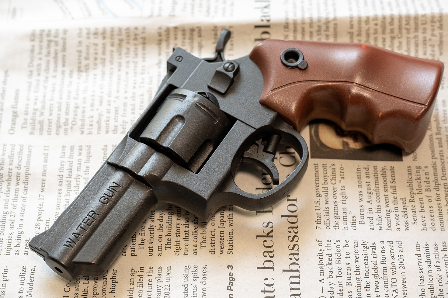 黒めに塗ったのには木製グリップをイメージしたグリップを装着