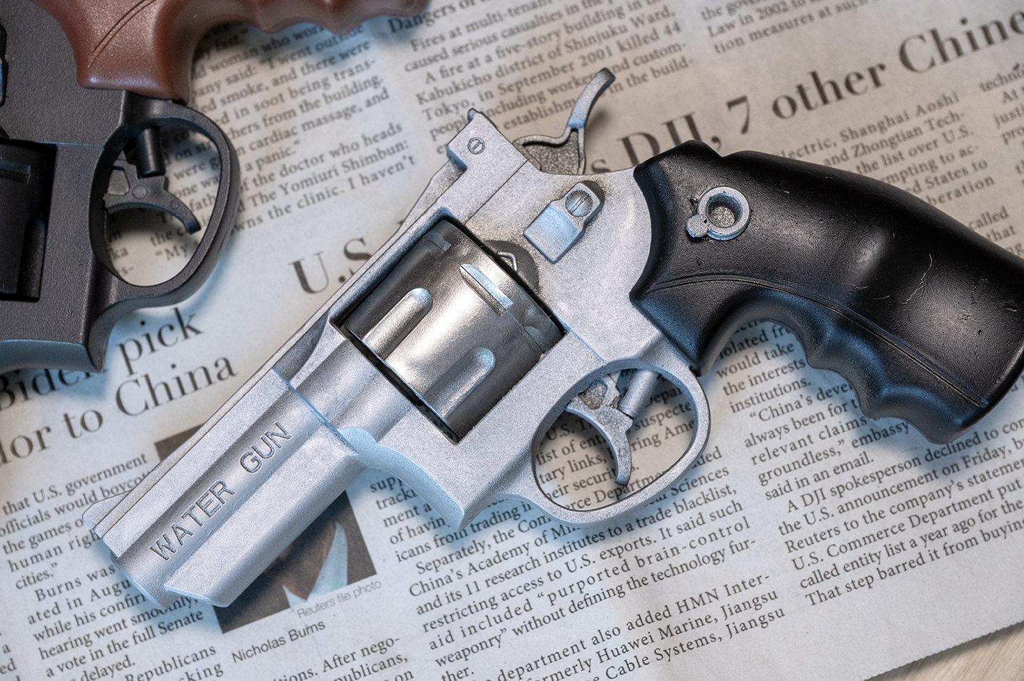 シルバーは質感の異なるツートン仕上げにラバーグリップをイメージした黒いグリップを装着