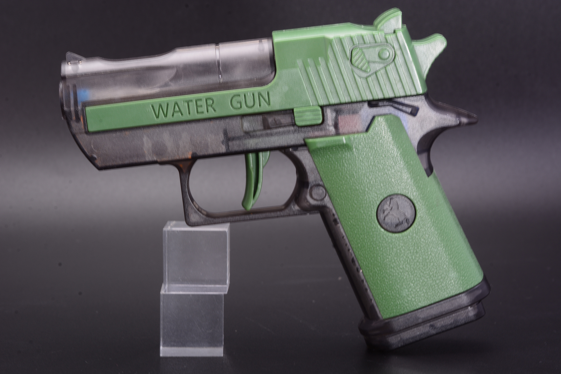 デザートイーグルの意匠が取り入れられた「イーグルショット」。290円と安価なのだがしっかり水が飛び性能も高い。色合いもシックで昨今の流行をしっかり取り入れている印象だ