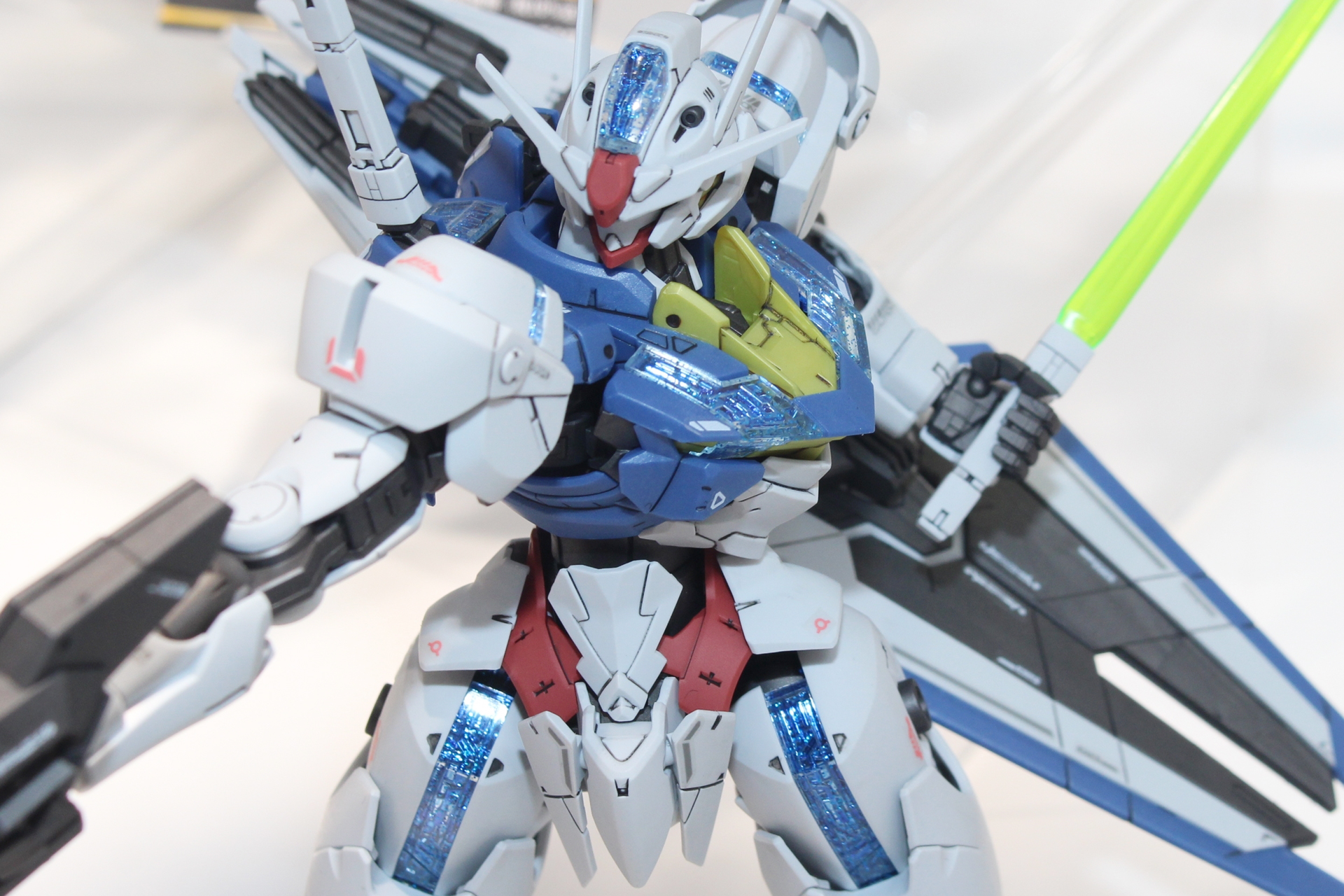 機体各所に見えるシェルユニット。ラメ入りのクリアパーツで成形され、光の角度によって輝いて見える