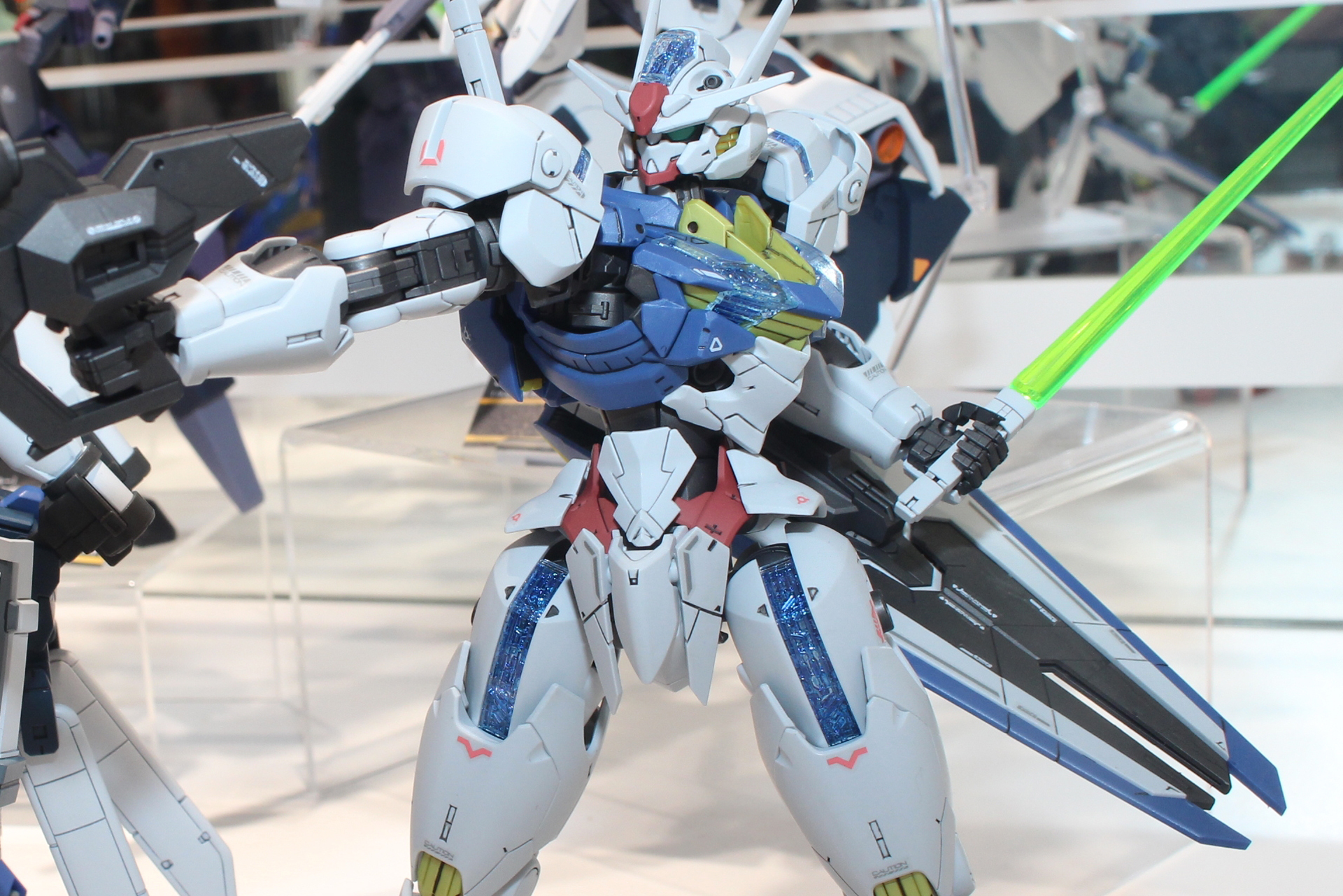 外装のパーツはメタリックの成形色を採用。全体的な印象も違う