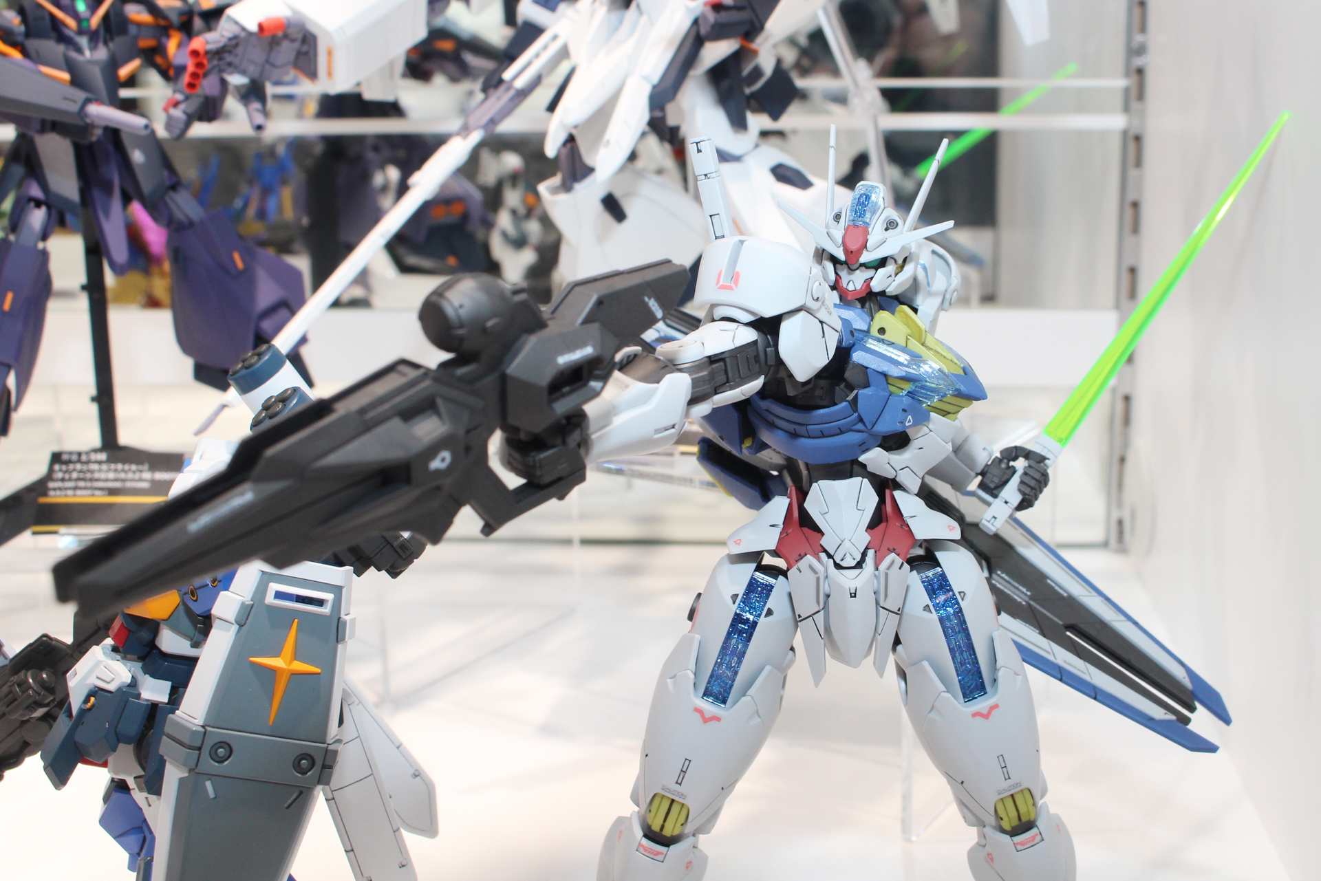 武装はビームライフル、ビームサーベル、そして11基に分離するギミックを持つシールドだ