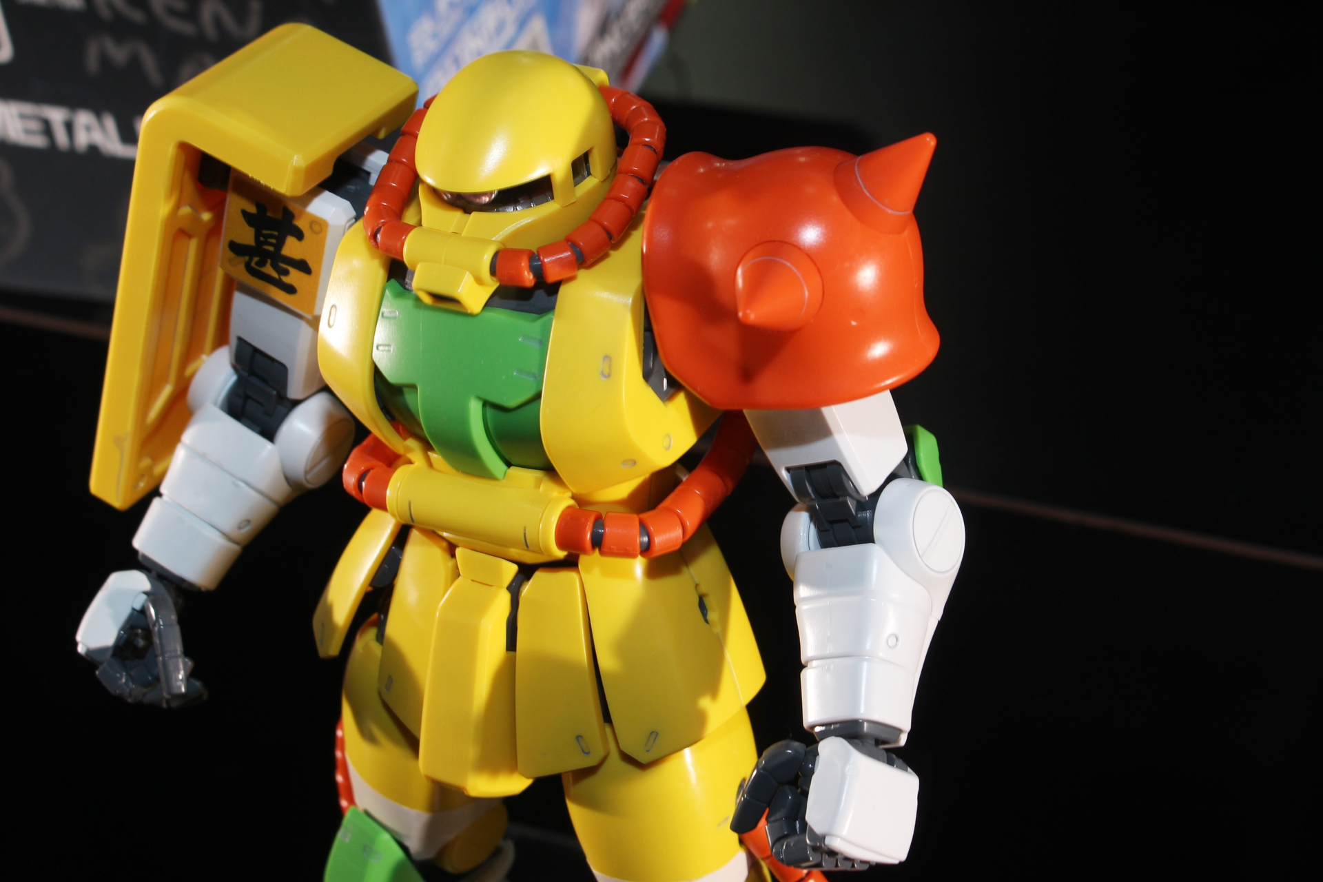 左腕のショルダーアーマーの色はオレンジで成形