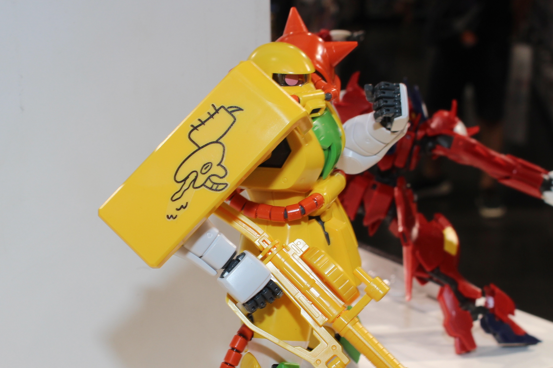 シールドのマーキングは3種類から選べる。こちらは依田さん直筆のマーキング