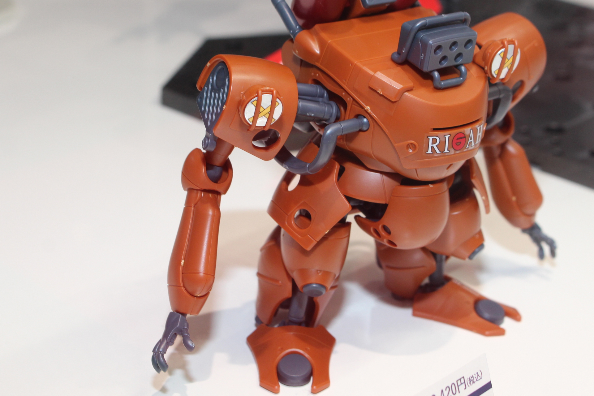 前腕の上側にサブアームを内蔵。コクピットの展開も可能だ