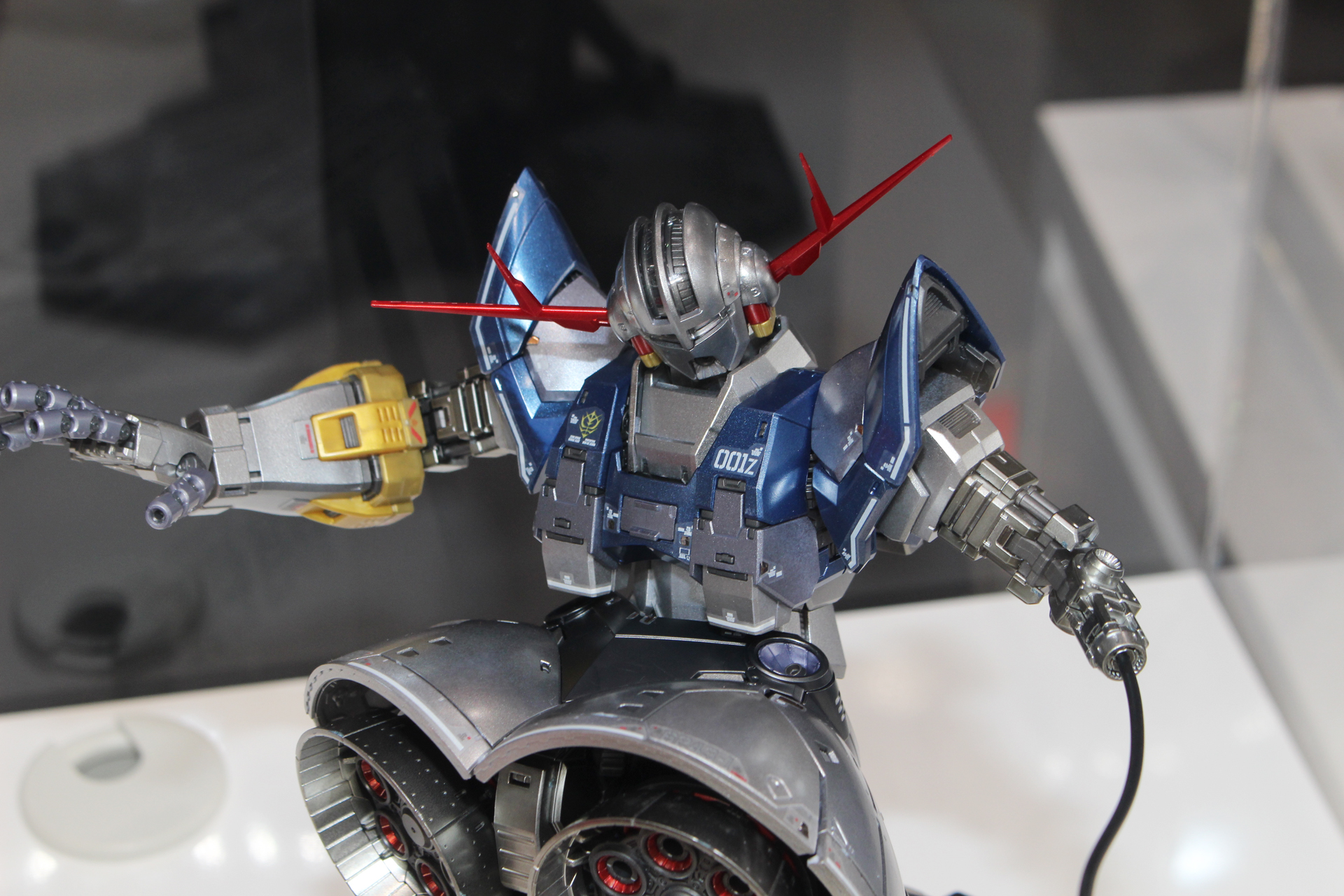 パーツのほとんどにメッキコーティングが施され、組み立てるだけでこの質感に仕上がる