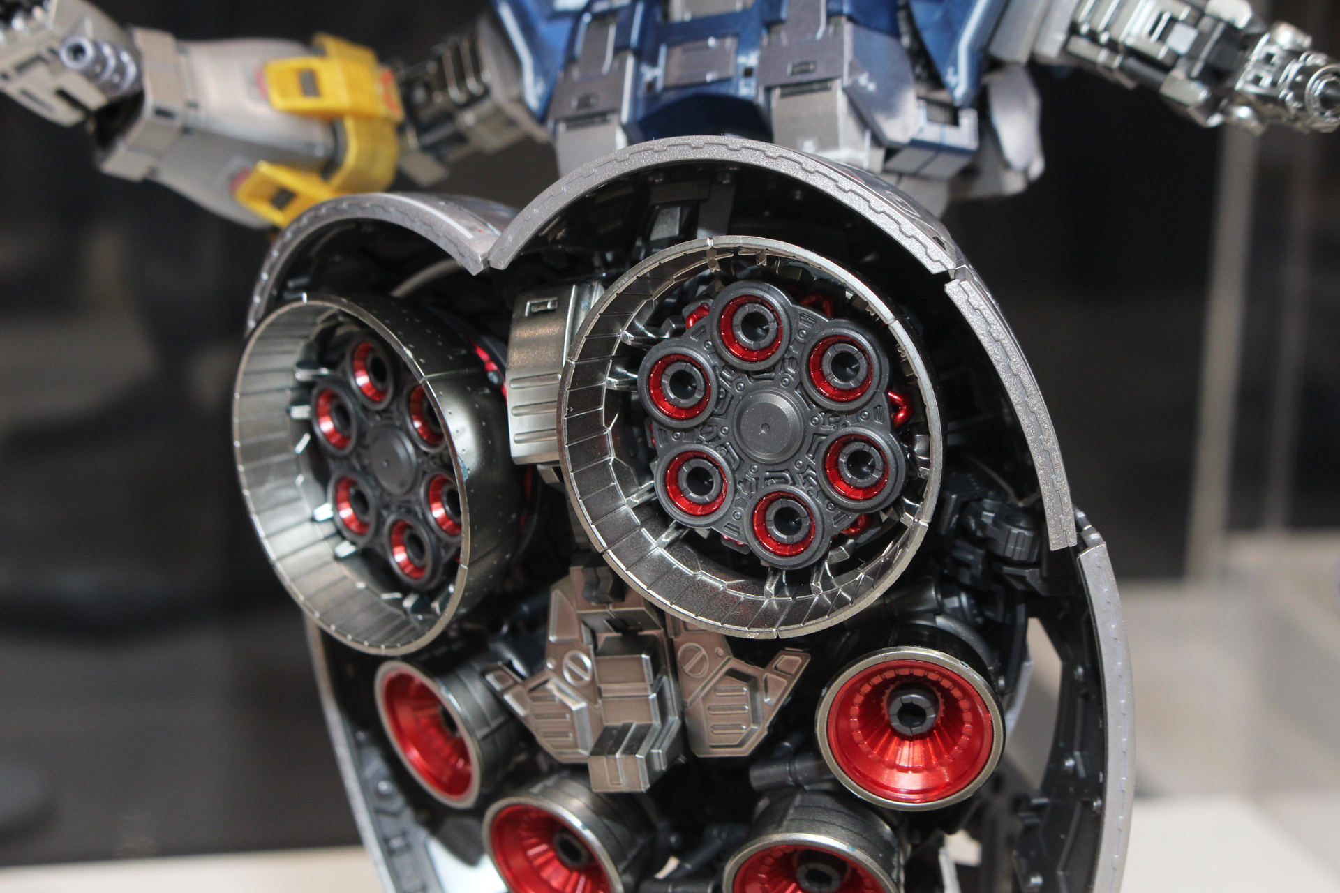 スカート内のバーニアもメタリック成形のパーツとのコンビネーションでディテールが際立っている