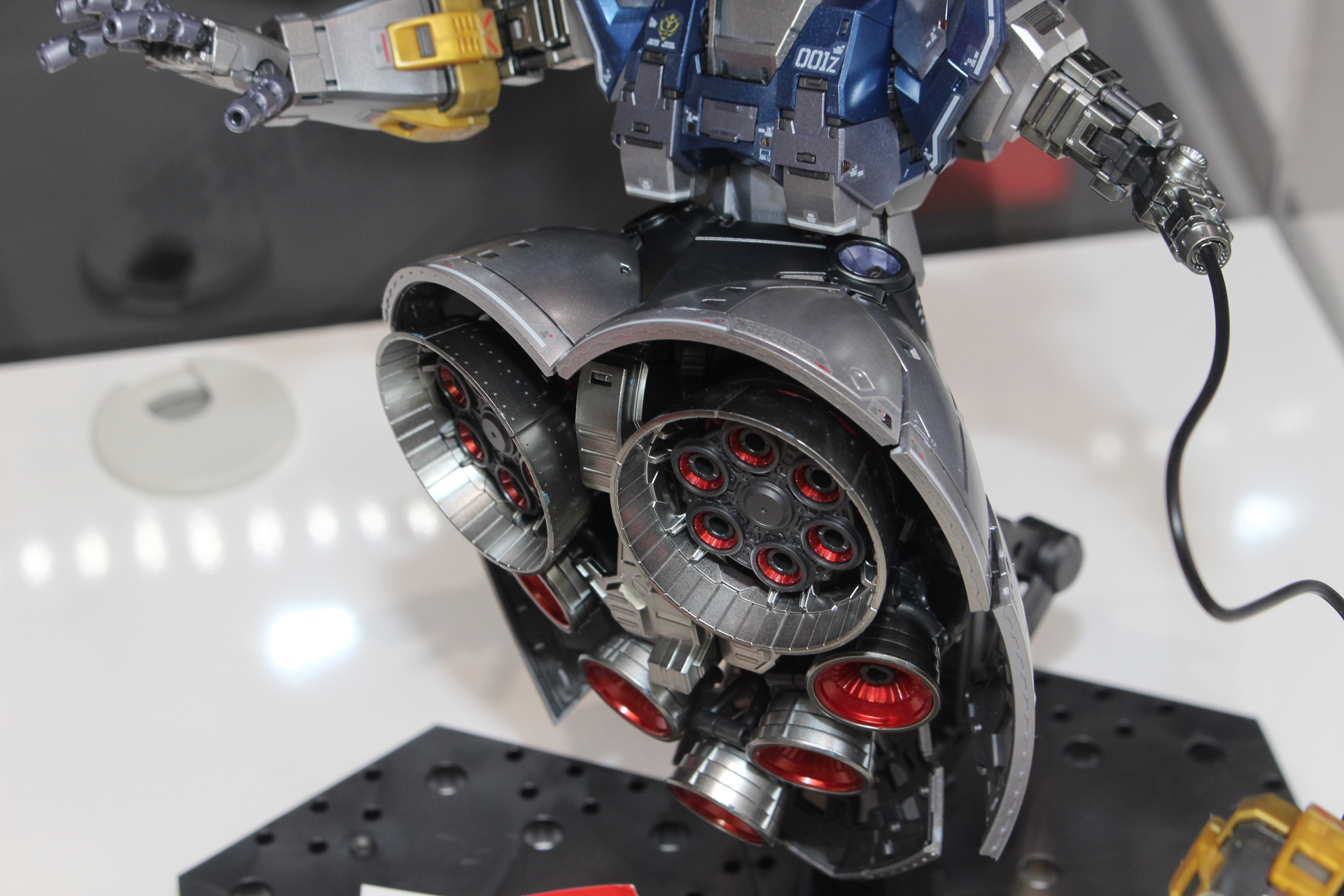 スカートには独自のギミックを搭載し展開が可能