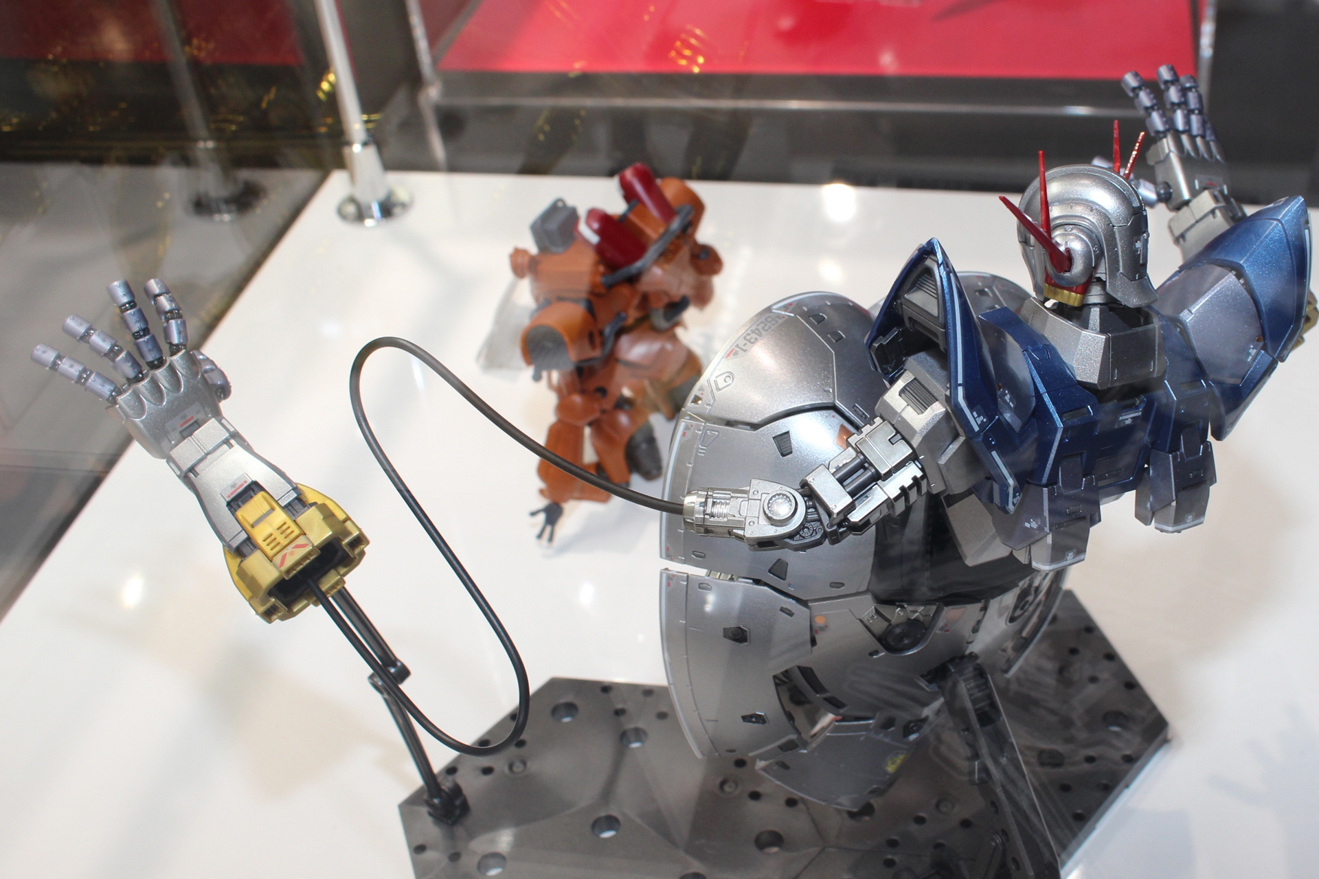 取り外し可能な前腕はオールレンジ攻撃時のシーンを再現できる