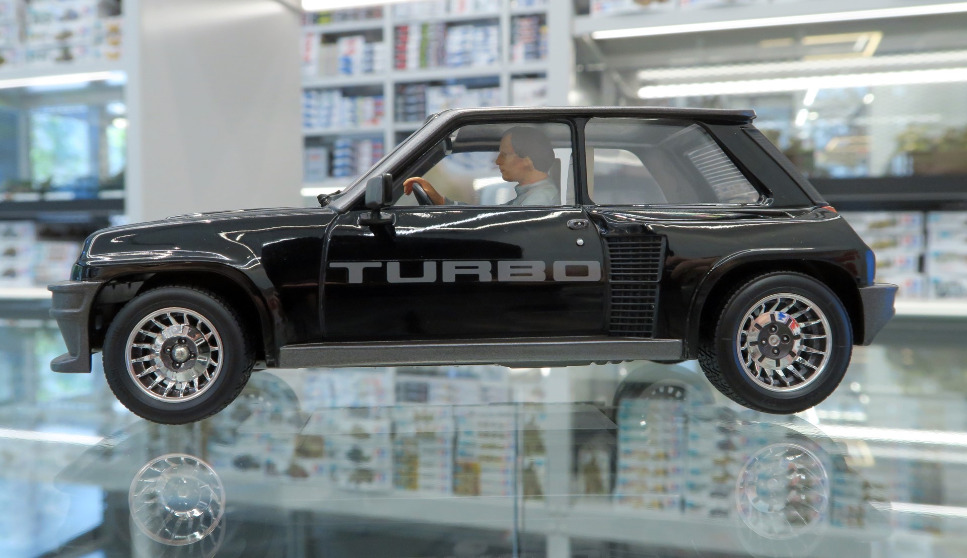 車体側面にはターボチャージャー搭載モデルを表す「TURBO」の大きな文字