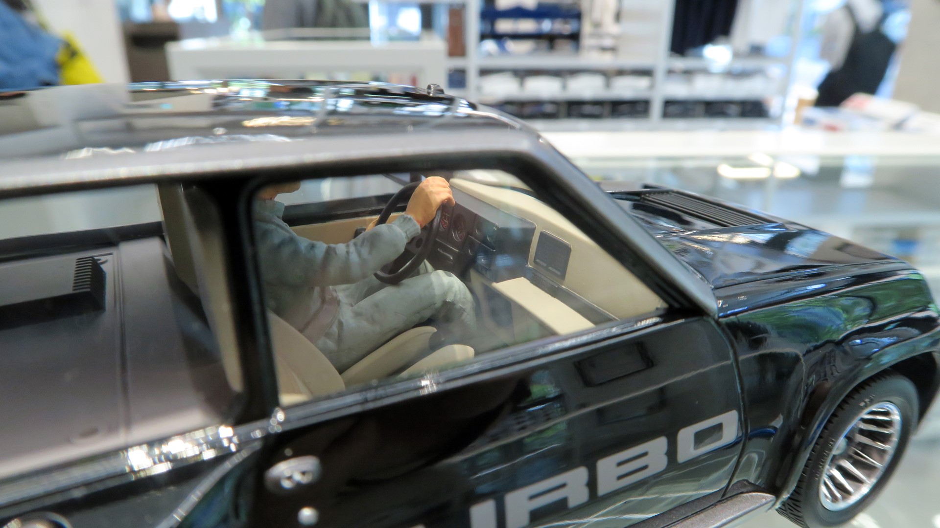 車体後部にもこれでもかと「Turbo」の文字が