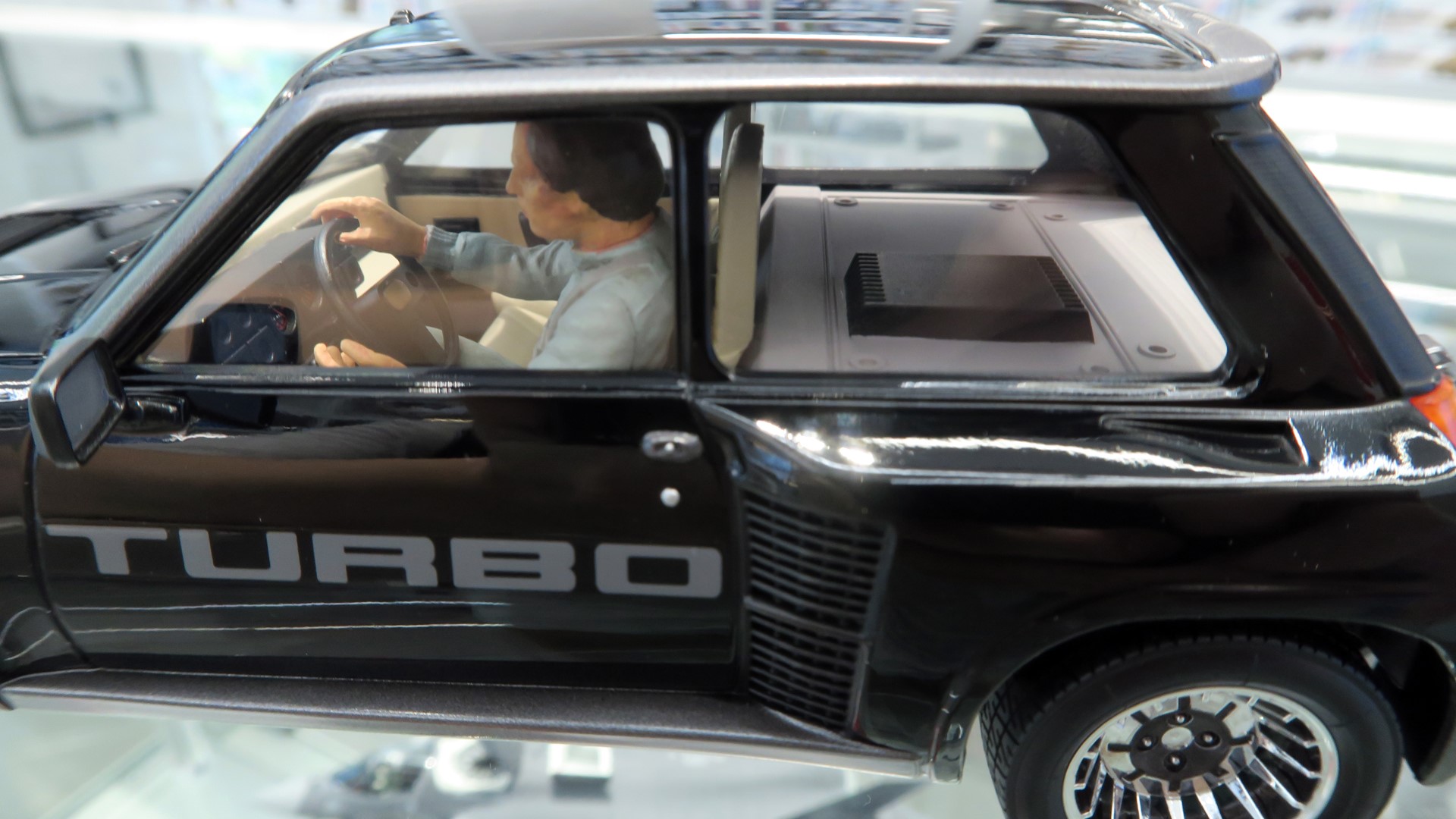 シート後部にあるエンジン部