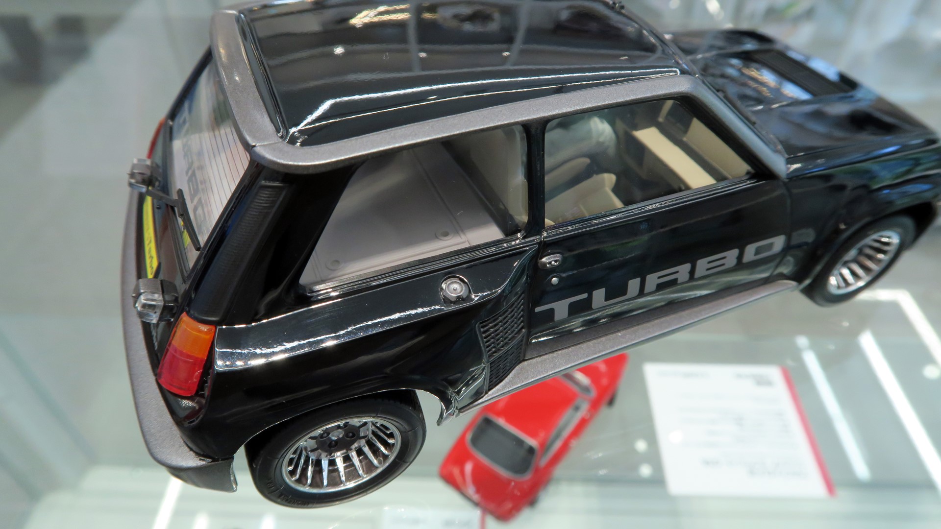 空気の取り入れ口にもなっている特徴的なフェンダー