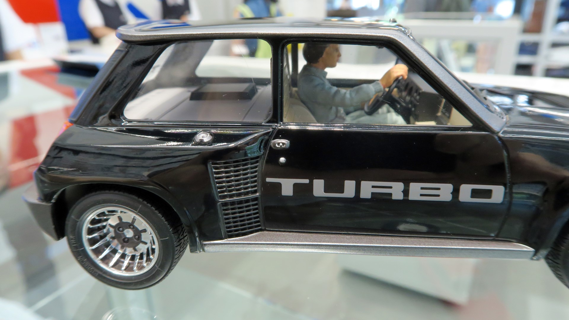 空気の取り入れ口にもなっている特徴的なフェンダー