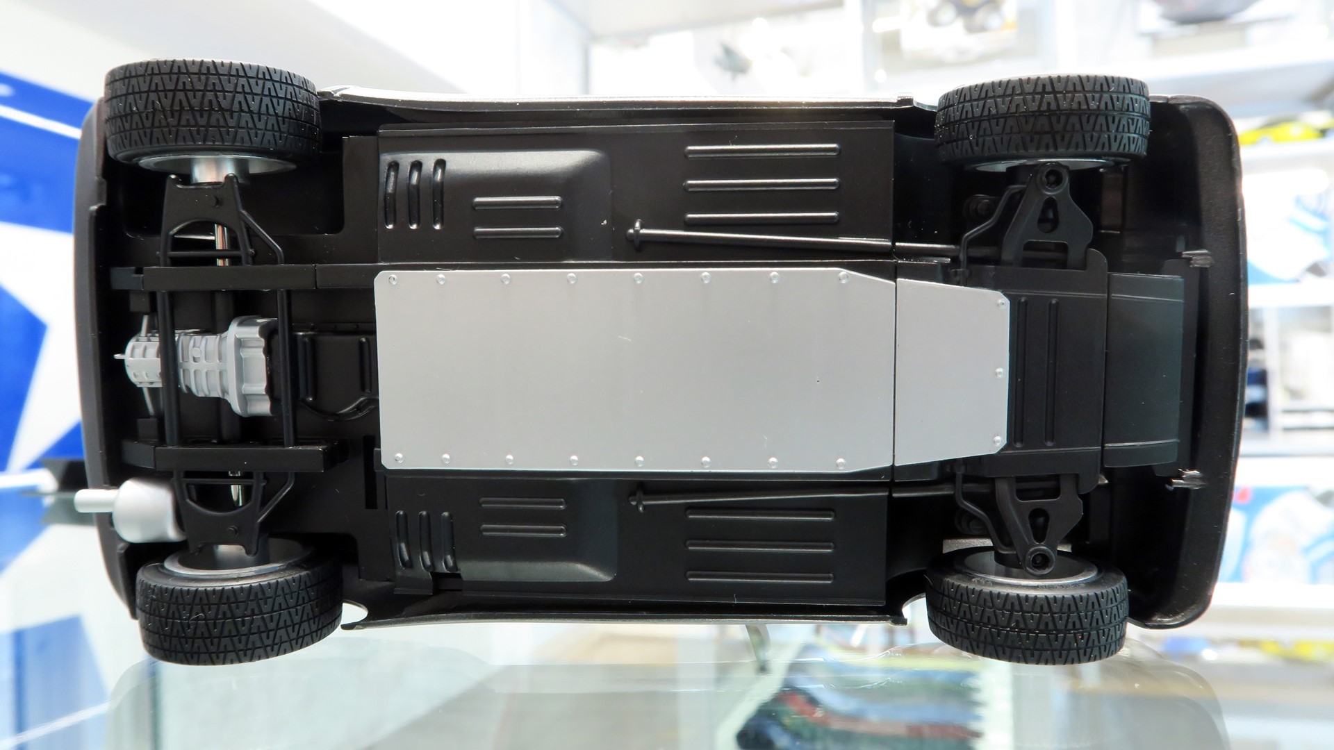 車体下部をみると後部に異動されたトランスミッションや、リアタイヤが大型していることがよくわかる