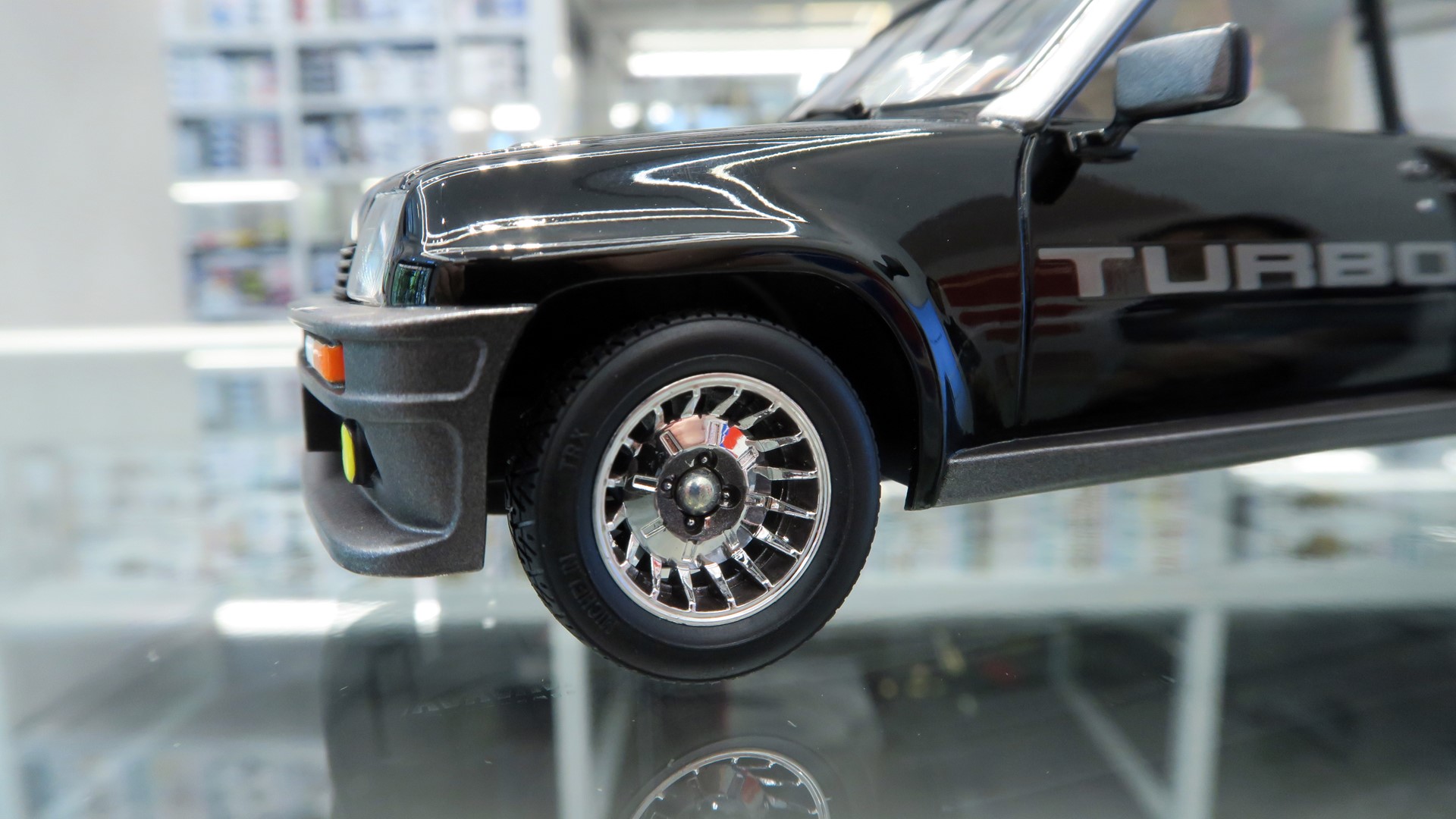 タイヤは質感ある合成ゴム製でトレッドパターンまで精密に再現されている