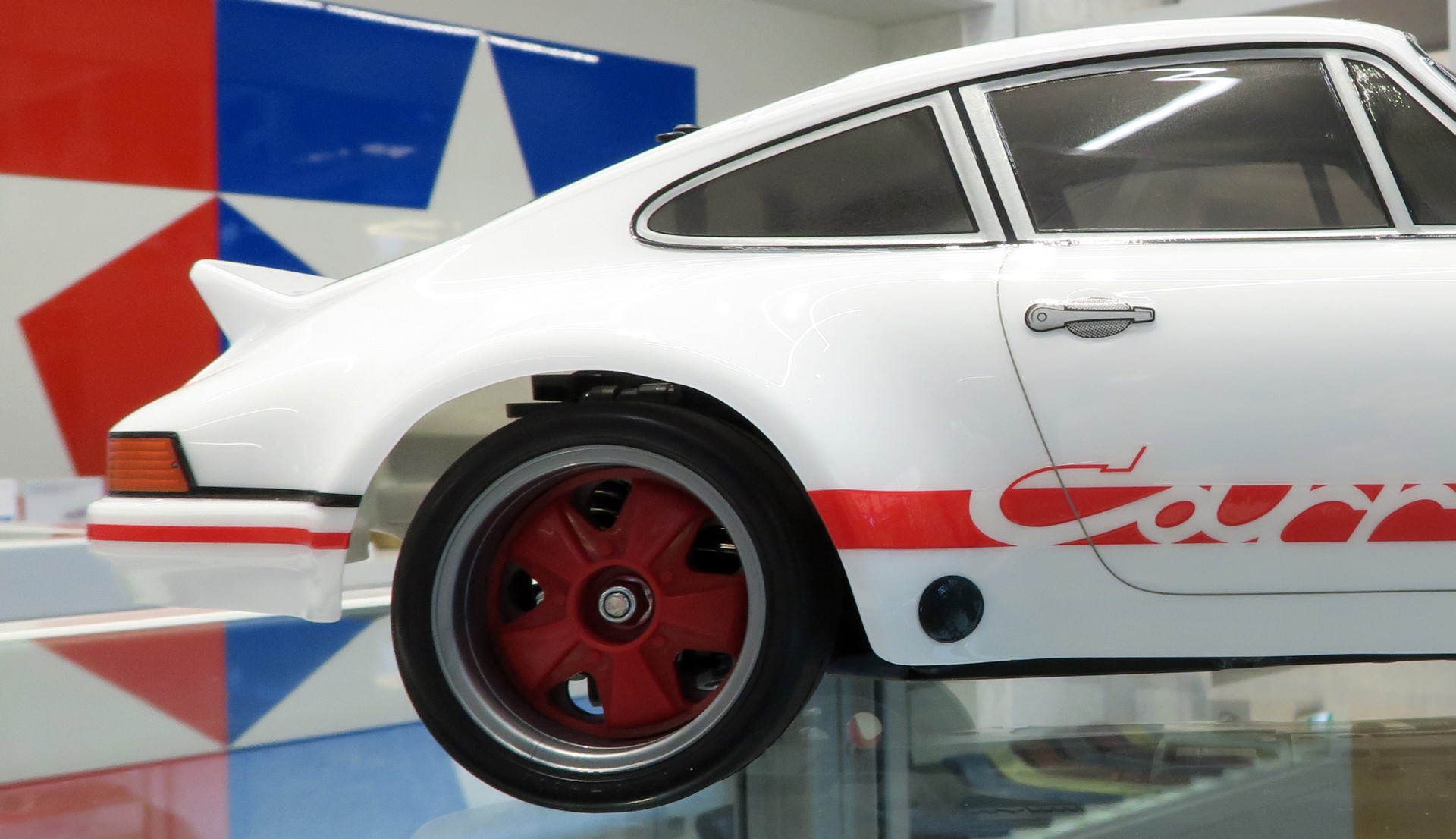 ポルシェ911 カレラの特徴的なダックテールやフェンダー