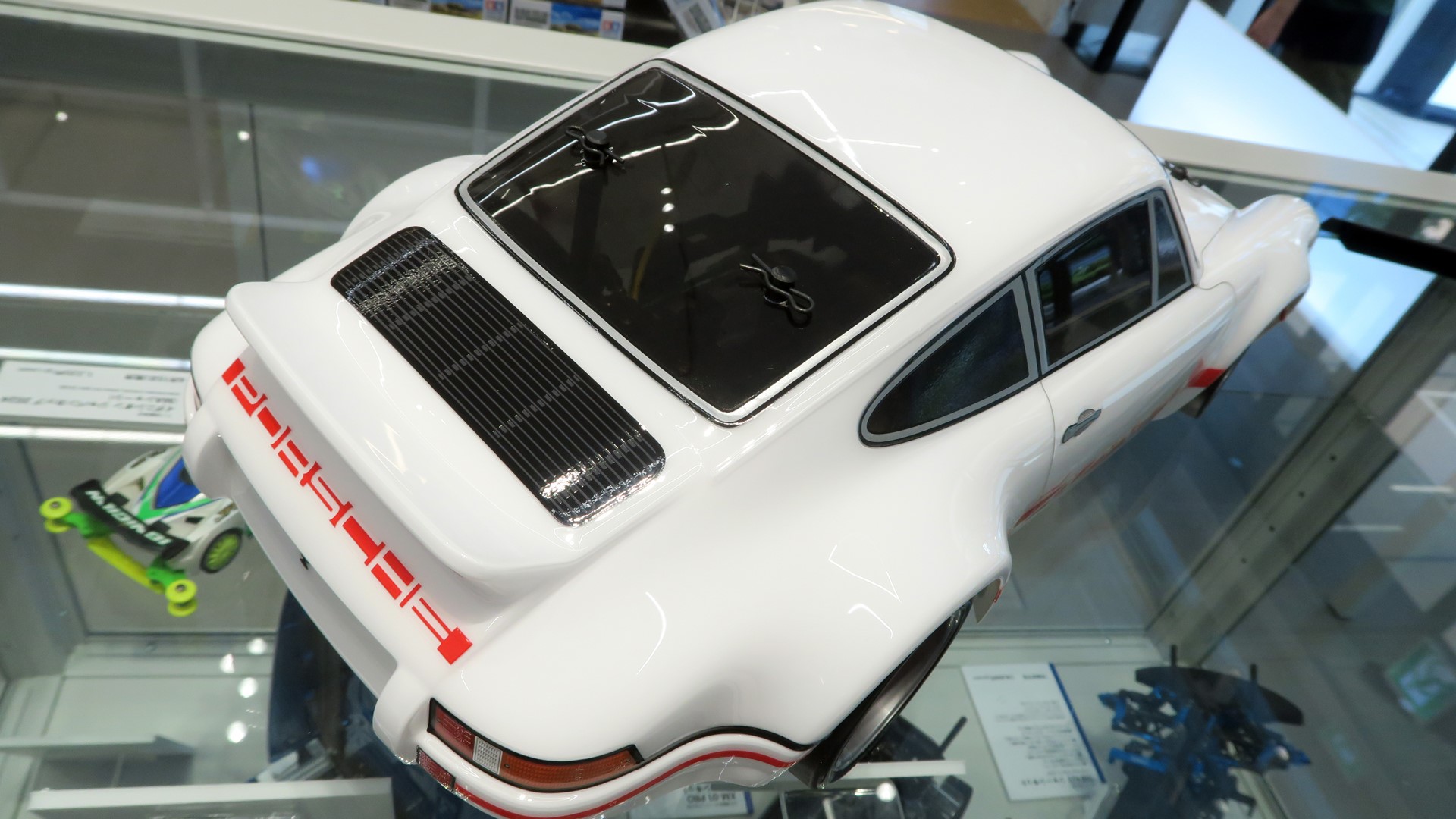 ポルシェ911 カレラの特徴的なダックテールやフェンダー