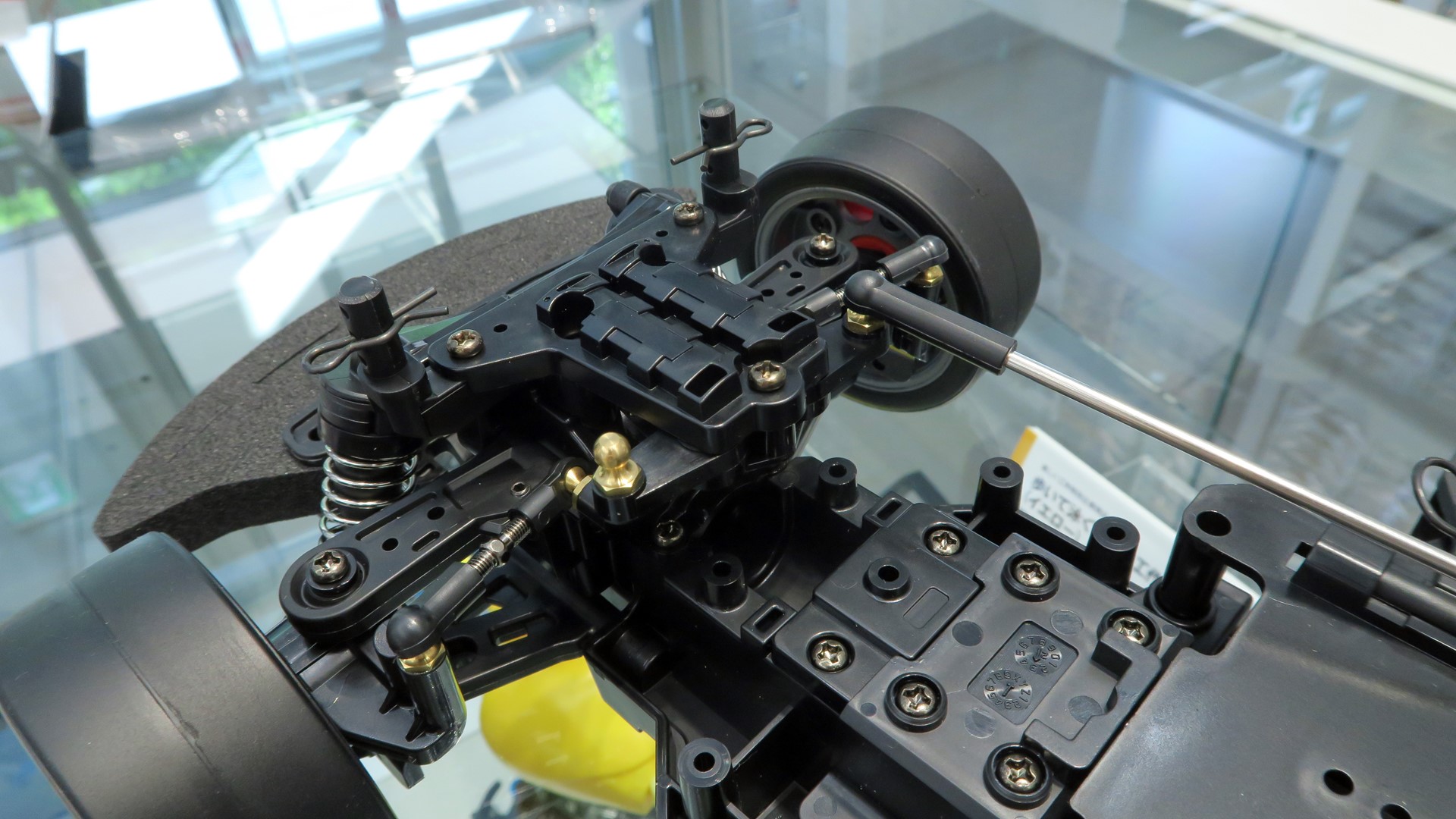 前後のフリクションダンパーとダブルウィッシュボーンの足回り