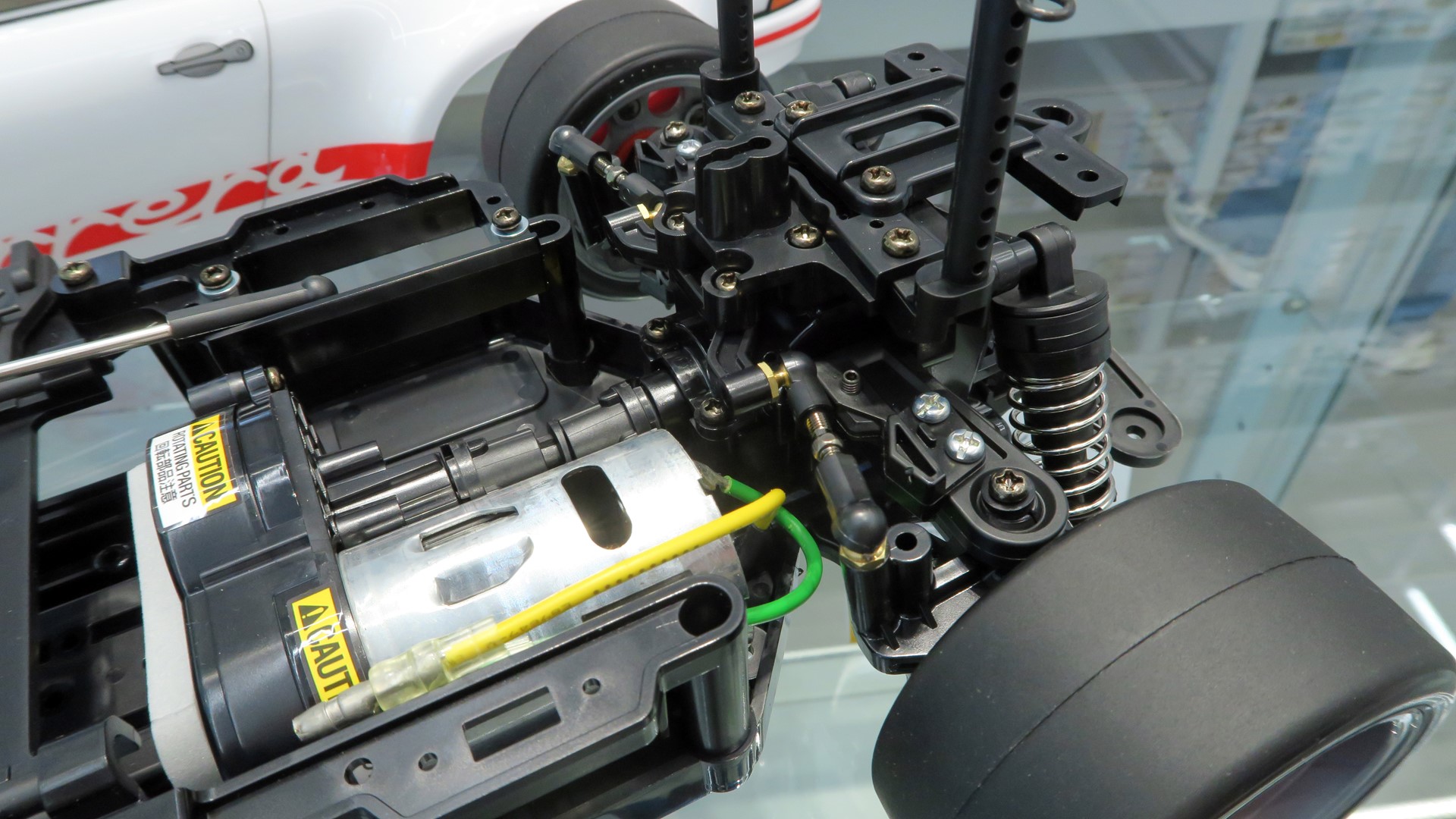 シャーシの各部位がユニットになっているので、ファイナルギヤとステアリングリンケージの位置を変更することで後輪駆動から前輪駆動にも変更できる