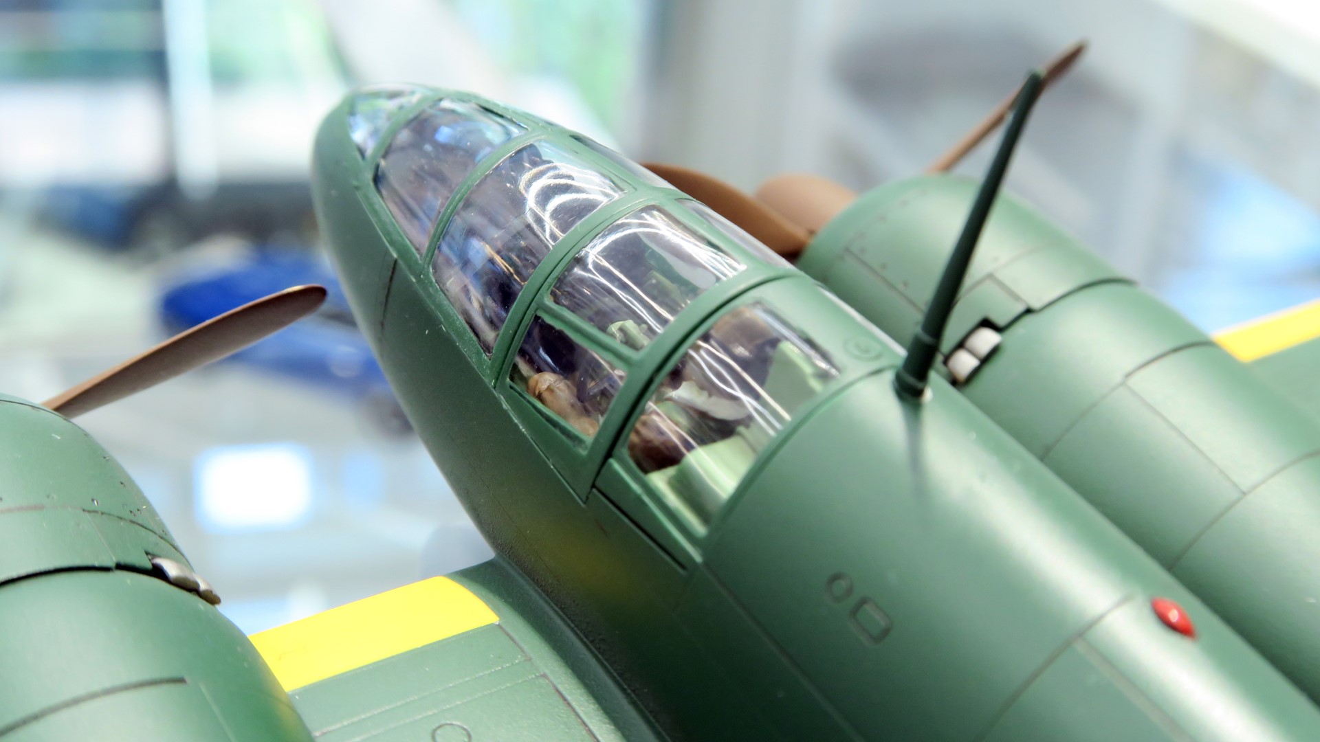 分割されたクリヤーパーツで構成されている大型の風防部分