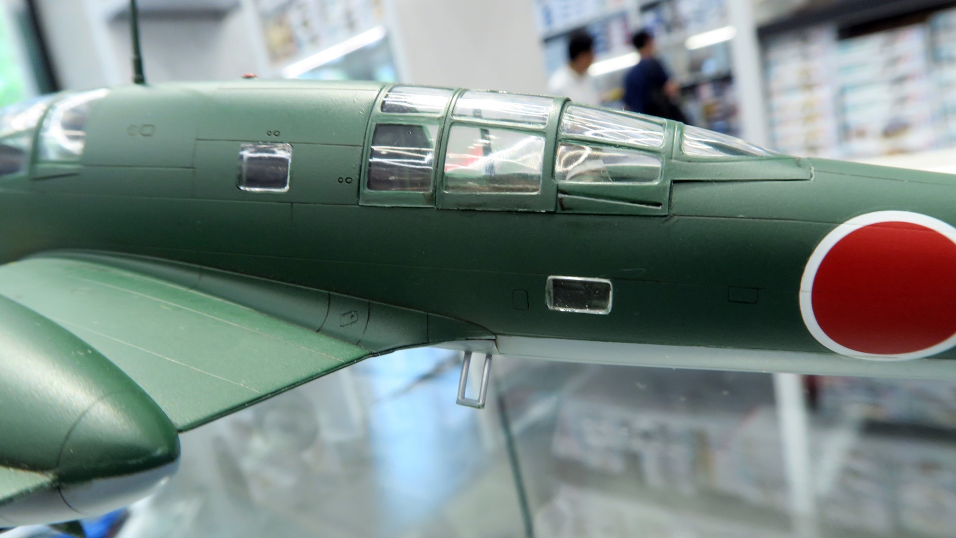 分割されたクリヤーパーツで構成されている大型の風防部分