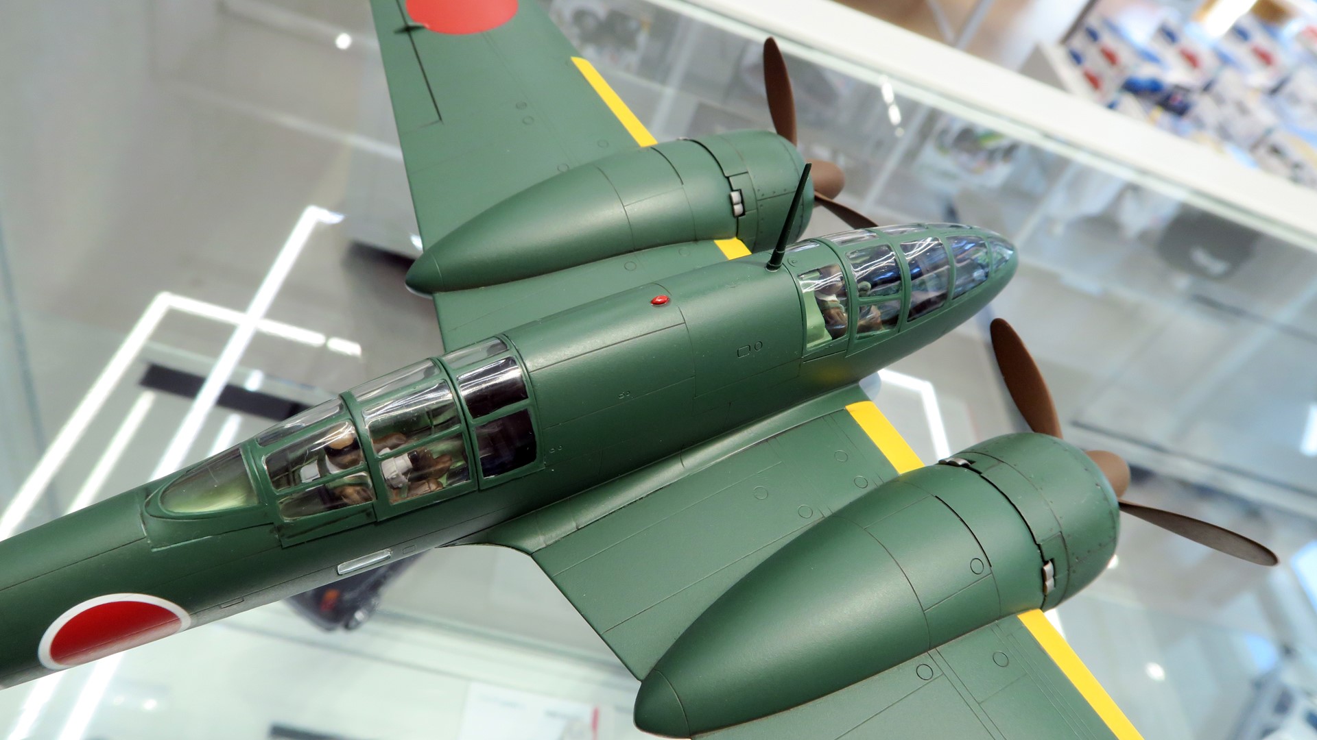 キットにはパイロットと偵察員の人形各1体付いてくる