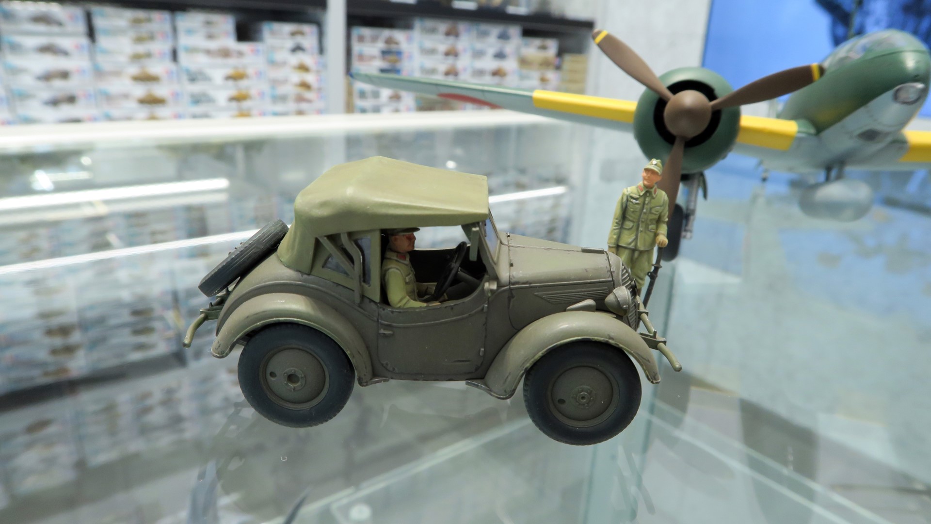 立ち姿の士官と運転手の人形がセットで付いてくる