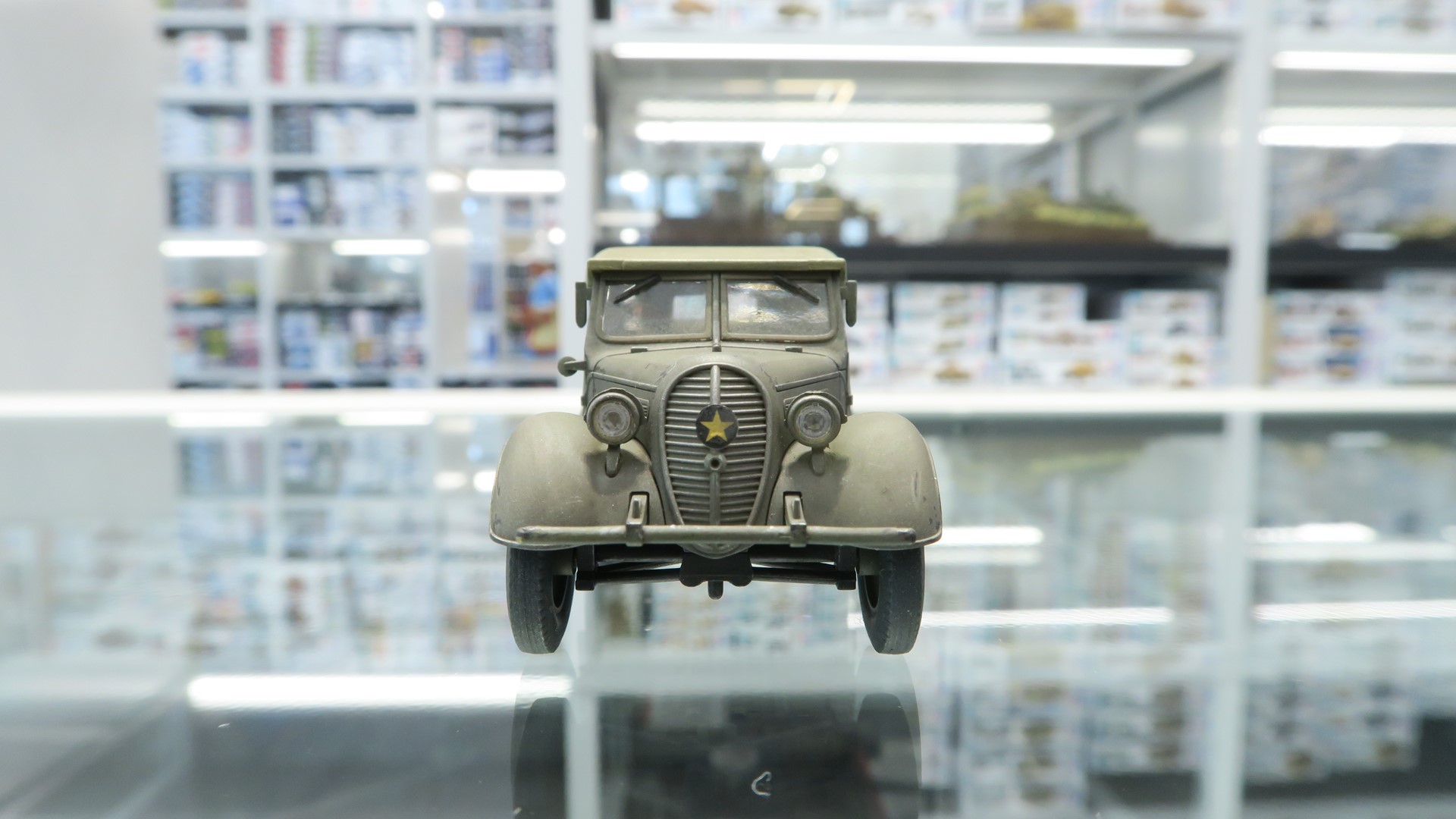 フロントグリルに付く星マークはインレットマークとデカールを組み合わせて再現