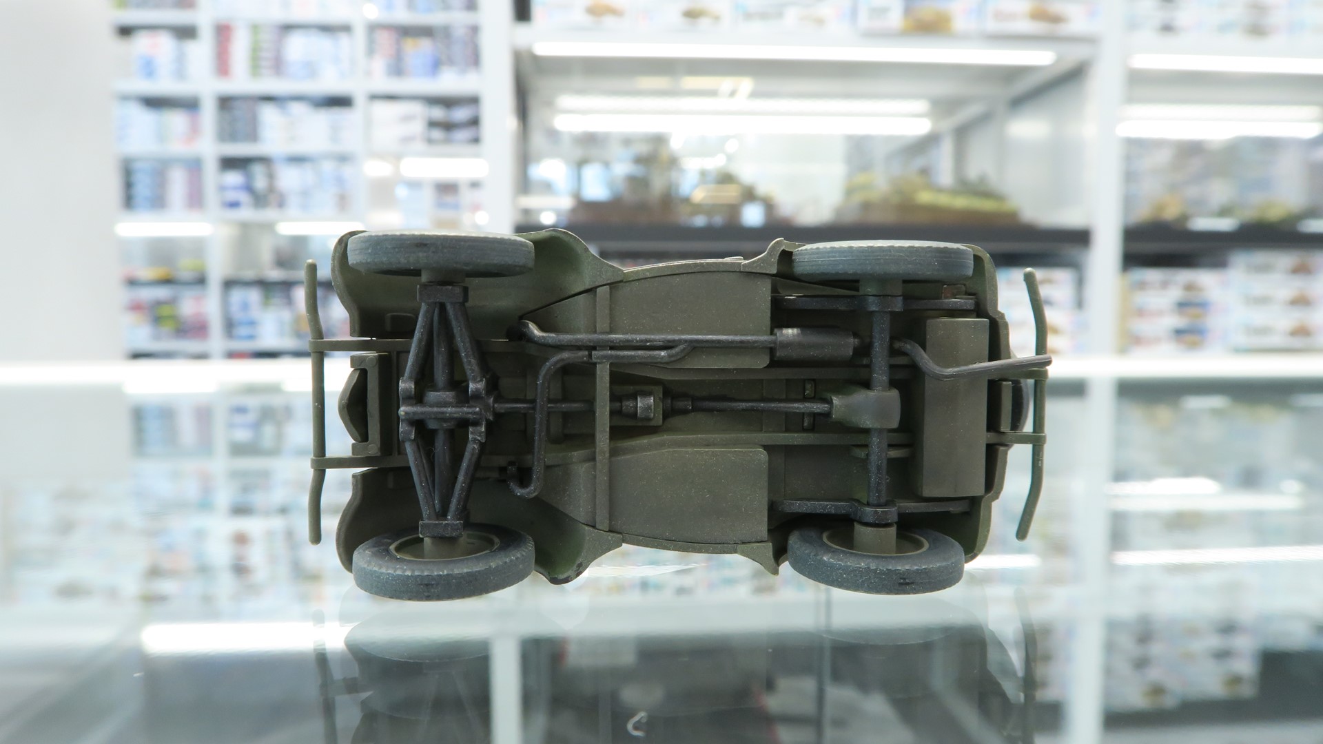 1/48という大きさにも関わらず、車体下部や足回りもしっかりと意識して造られている