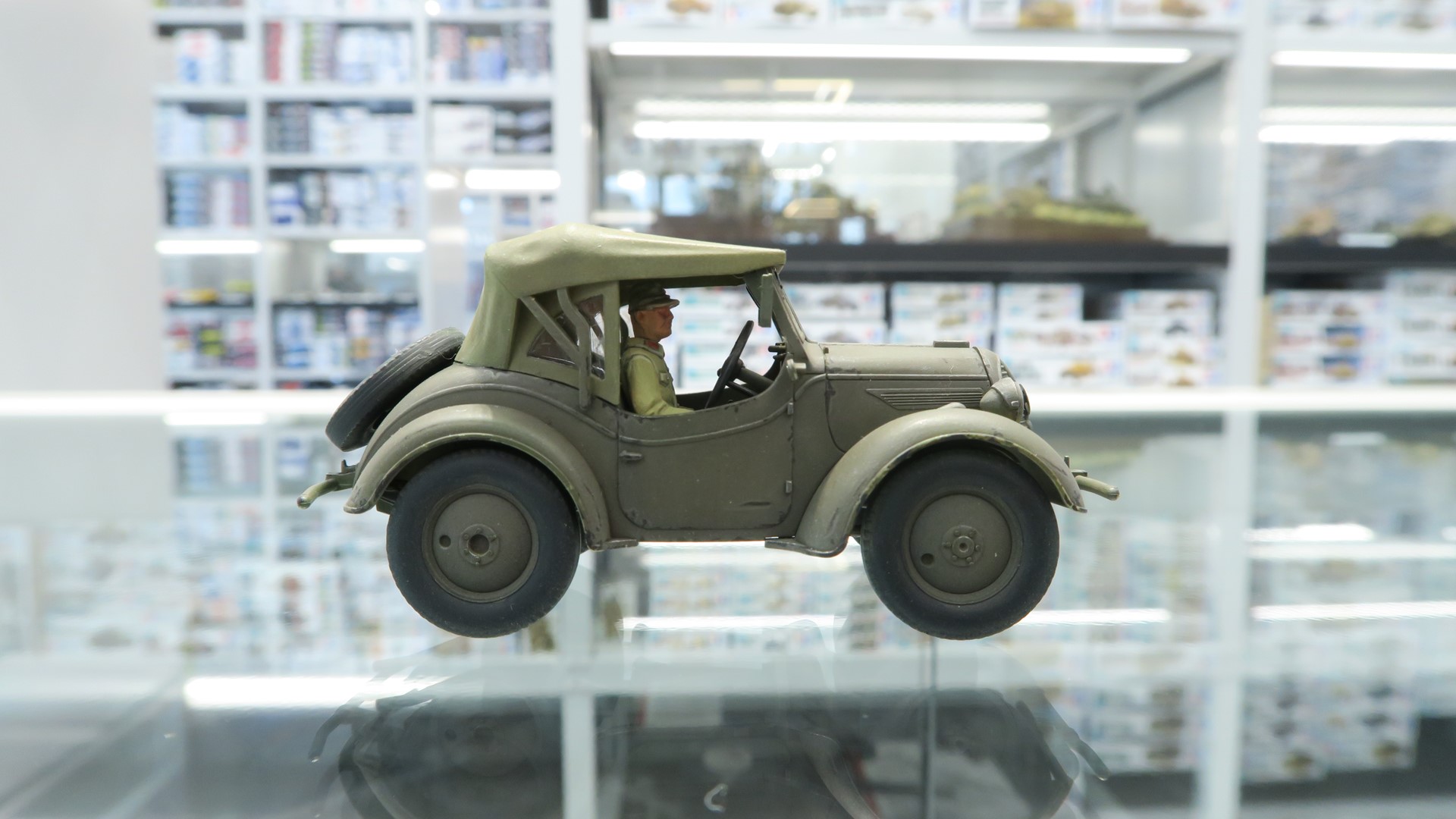 今回展示されているキットは幌がクローズ状態のもの