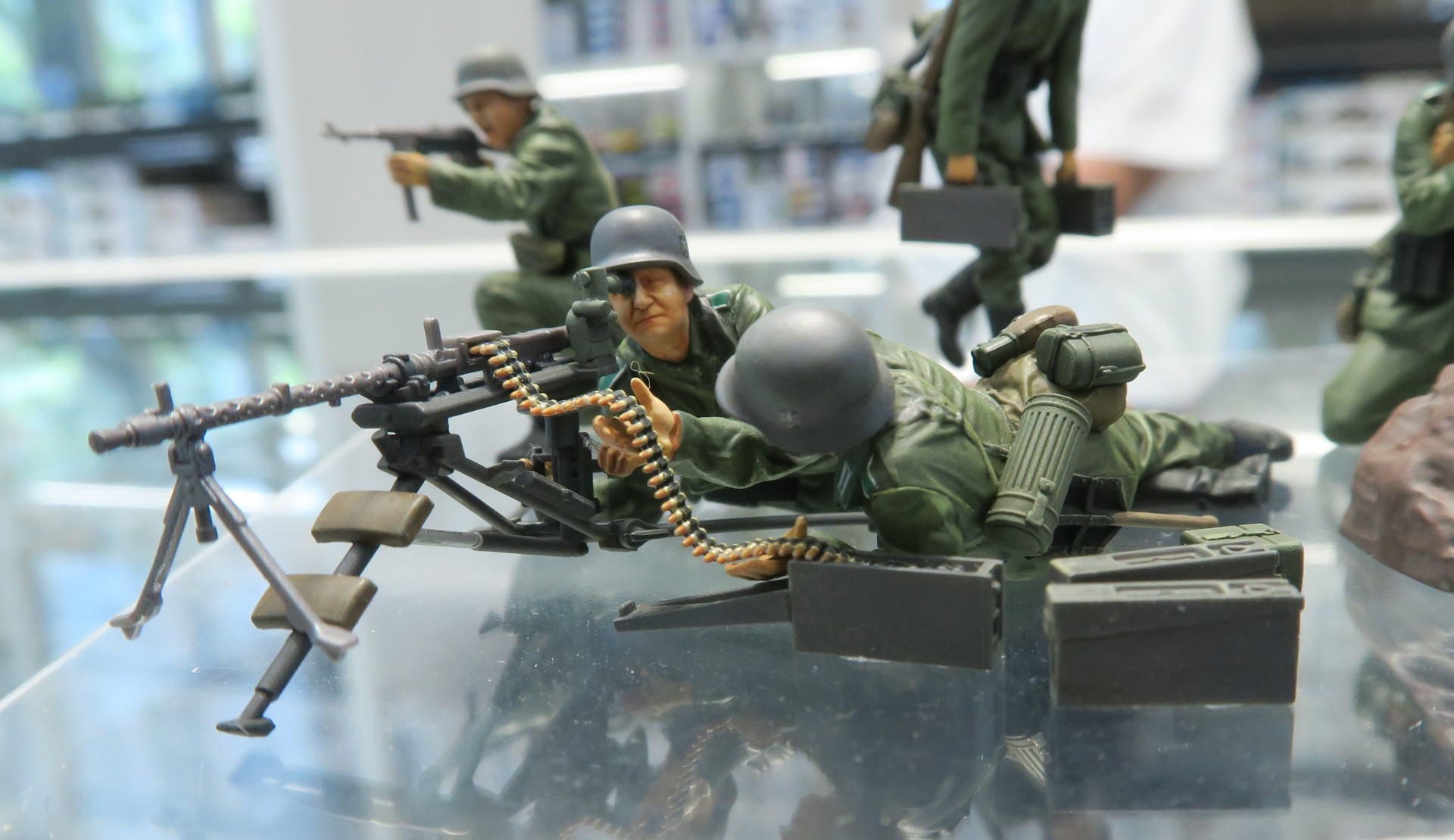 MG34機関銃を射撃する重機関銃チーム2名