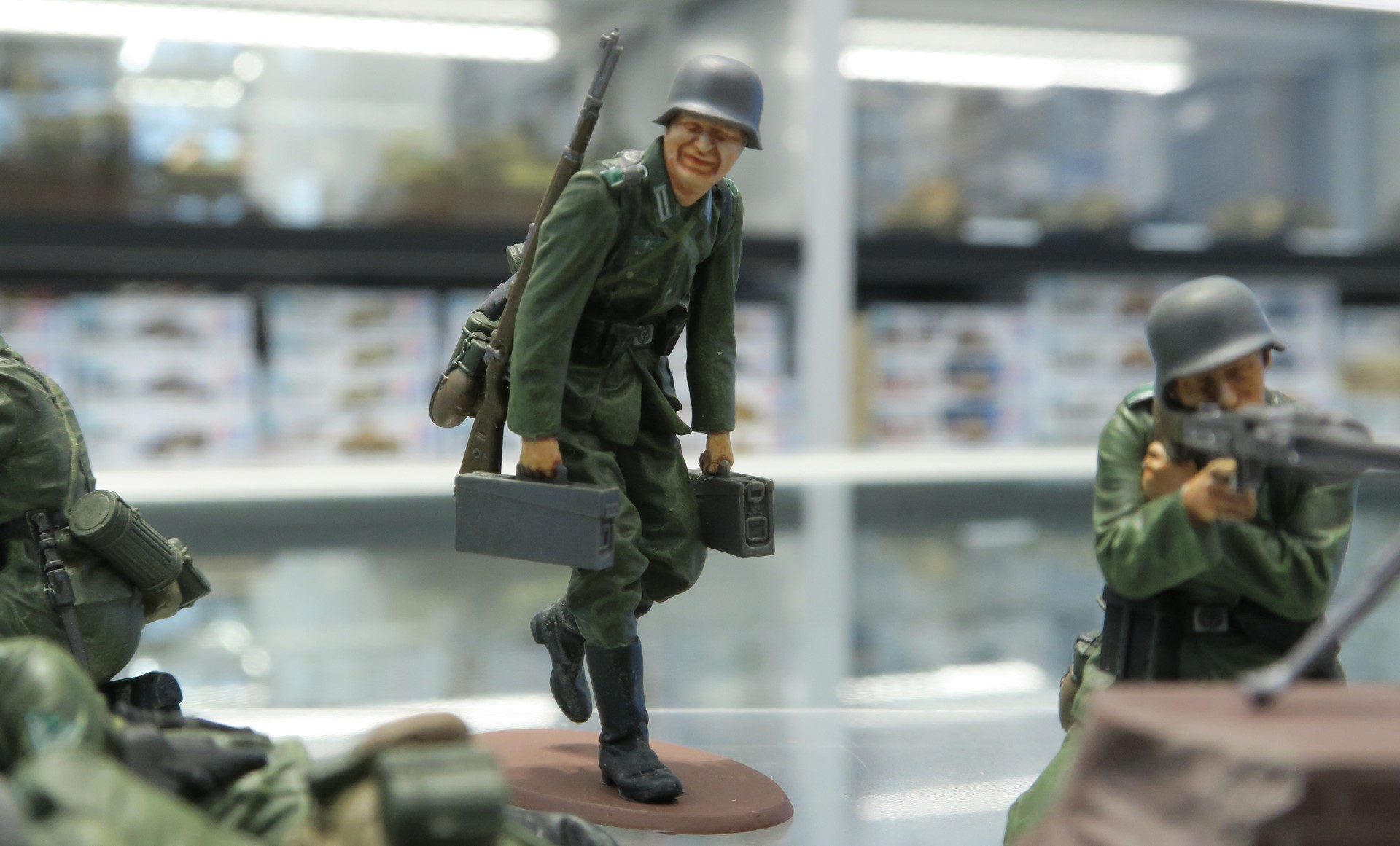 弾薬箱を運ぶ兵士