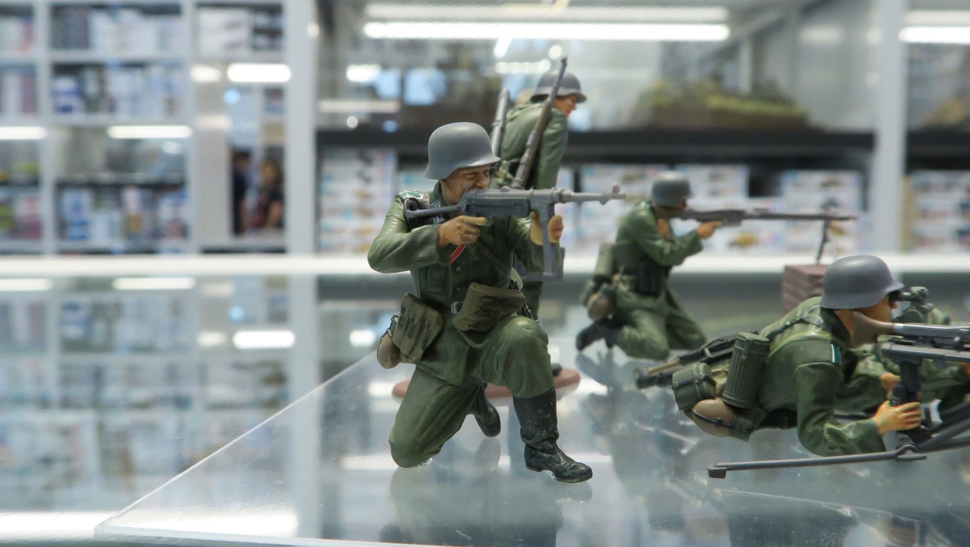 MP40短機関銃を射撃する指揮官