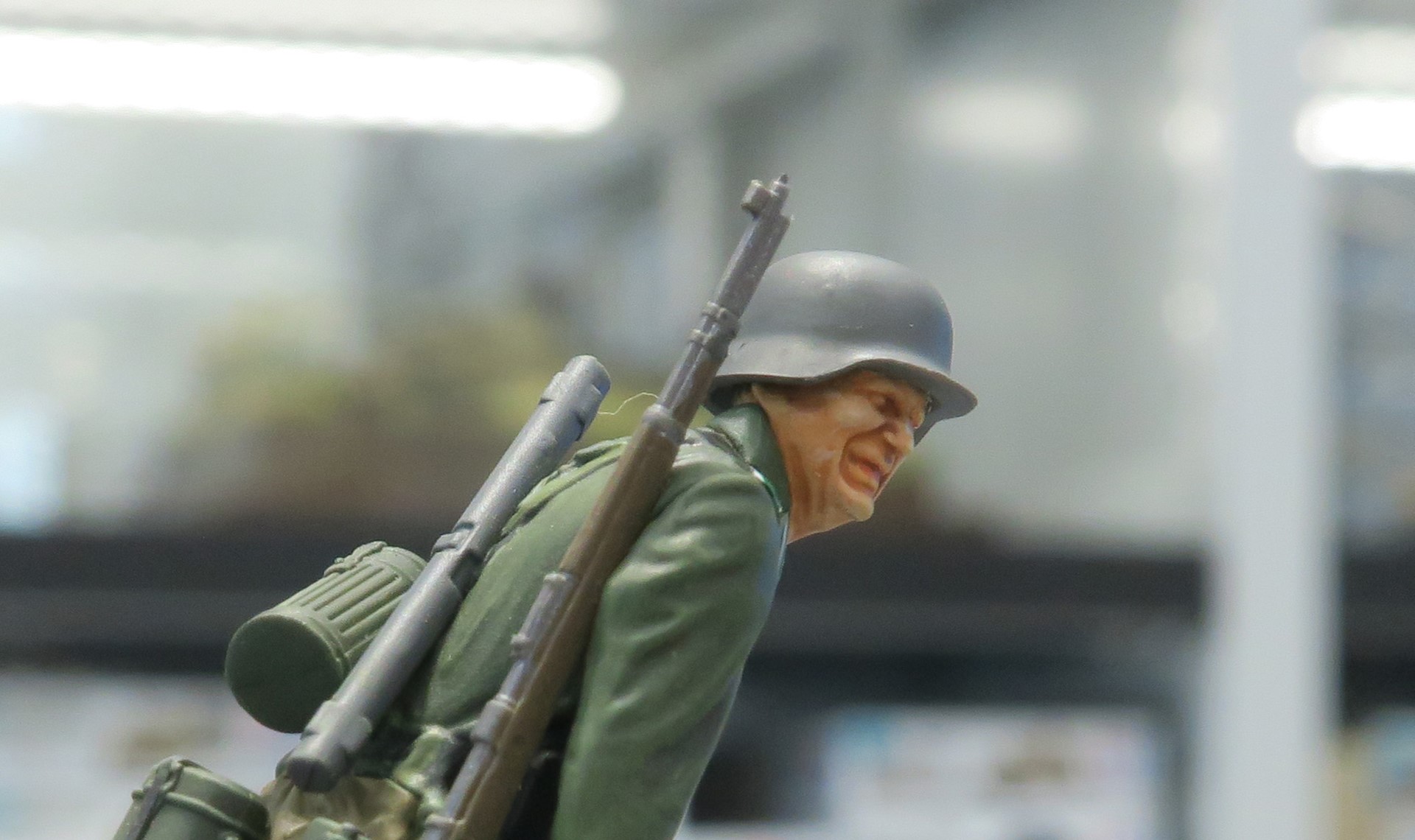 弾薬の重さに歯を食いしばる兵士