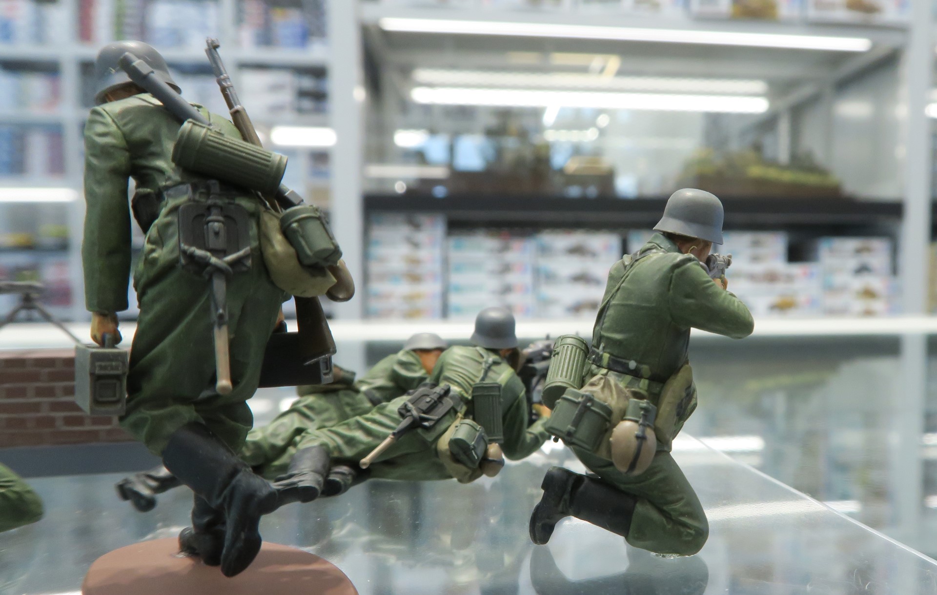 背中をみると服の下の肉体が感じられるほどリアルに造形されていることがわかる